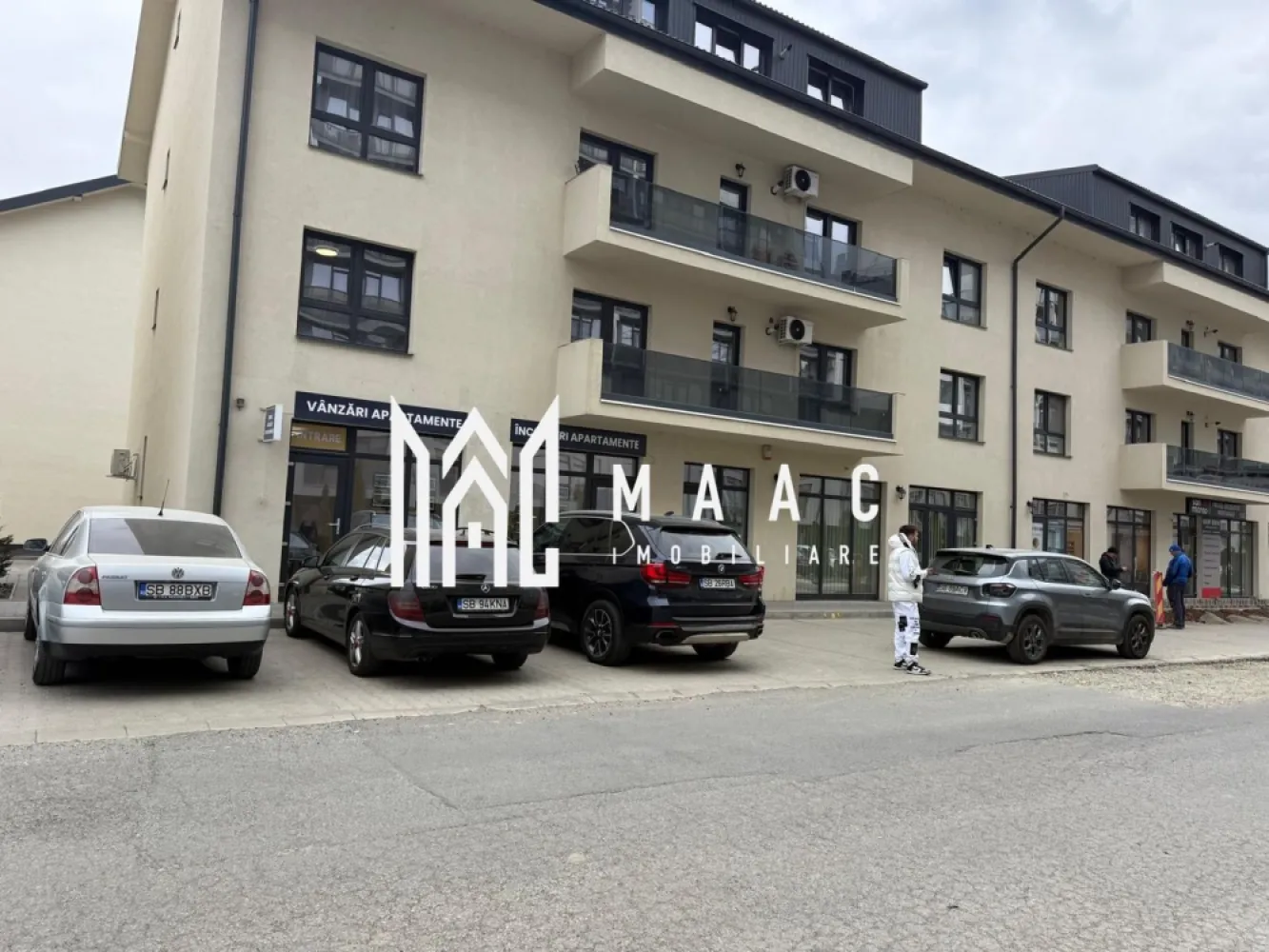 Spațiu Comercial | 76 MP | 4 Parcări | Doamna Stanca | Vad Excelent - MAAC Imobiliare vă propune spre închiriere un spațiu comercial modern, cu suprafața de 76 MP, situat într-una dintre cele mai dinamice și dezvoltate zone din Sibiu – Doamna Stanca.

 Compartimentare eficientă
 Grup sanitar propriu
 Contorizare separată
 4 locuri de parcare incluse
 Vad excelent și acces facil
 Ideal pentru birouri, salon, cabinet, showroom sau activități comerciale

 Zona Doamna Stanca este în continuă dezvoltare, cu trafic intens, numeroase ansambluri rezidențiale noi și acces rapid către centre comerciale, Promenada Mall și principalele artere ale orașului.

Un spațiu care îți poate duce afacerea la următorul nivel! 

 Pentru mai multe detalii sau pentru a programa o vizionare, vă rugăm să ne contactați specificând ID:CP3111978
