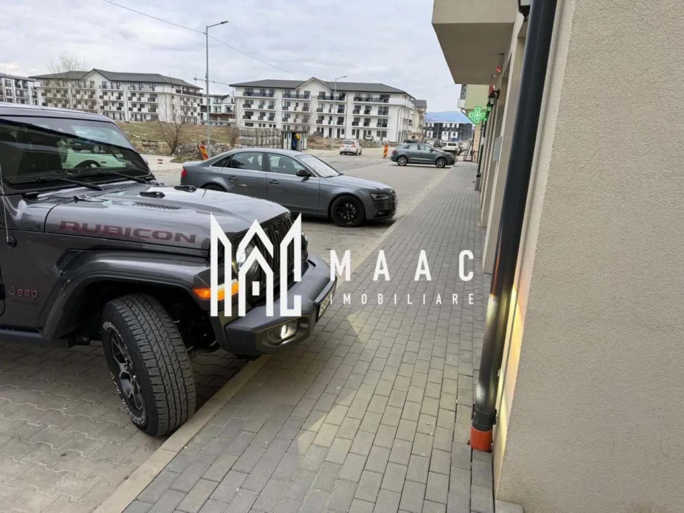 Spațiu Comercial | 76 MP | 4 Parcări | Doamna Stanca | Vad Excelent - MAAC Imobiliare vă propune spre închiriere un spațiu comercial modern, cu suprafața de 76 MP, situat într-una dintre cele mai dinamice și dezvoltate zone din Sibiu – Doamna Stanca.

 Compartimentare eficientă
 Grup sanitar propriu
 Contorizare separată
 4 locuri de parcare incluse
 Vad excelent și acces facil
 Ideal pentru birouri, salon, cabinet, showroom sau activități comerciale

 Zona Doamna Stanca este în continuă dezvoltare, cu trafic intens, numeroase ansambluri rezidențiale noi și acces rapid către centre comerciale, Promenada Mall și principalele artere ale orașului.

Un spațiu care îți poate duce afacerea la următorul nivel! 

 Pentru mai multe detalii sau pentru a programa o vizionare, vă rugăm să ne contactați specificând ID:CP3111978