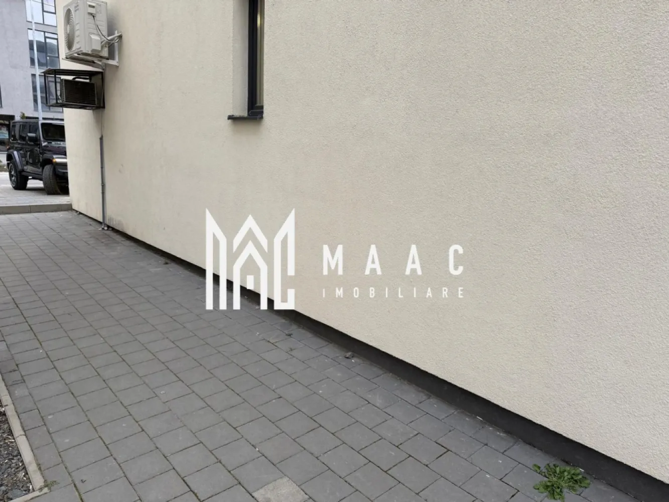 Spațiu Comercial | 76 MP | 4 Parcări | Doamna Stanca | Vad Excelent - MAAC Imobiliare vă propune spre închiriere un spațiu comercial modern, cu suprafața de 76 MP, situat într-una dintre cele mai dinamice și dezvoltate zone din Sibiu – Doamna Stanca.

 Compartimentare eficientă
 Grup sanitar propriu
 Contorizare separată
 4 locuri de parcare incluse
 Vad excelent și acces facil
 Ideal pentru birouri, salon, cabinet, showroom sau activități comerciale

 Zona Doamna Stanca este în continuă dezvoltare, cu trafic intens, numeroase ansambluri rezidențiale noi și acces rapid către centre comerciale, Promenada Mall și principalele artere ale orașului.

Un spațiu care îți poate duce afacerea la următorul nivel! 

 Pentru mai multe detalii sau pentru a programa o vizionare, vă rugăm să ne contactați specificând ID:CP3111978