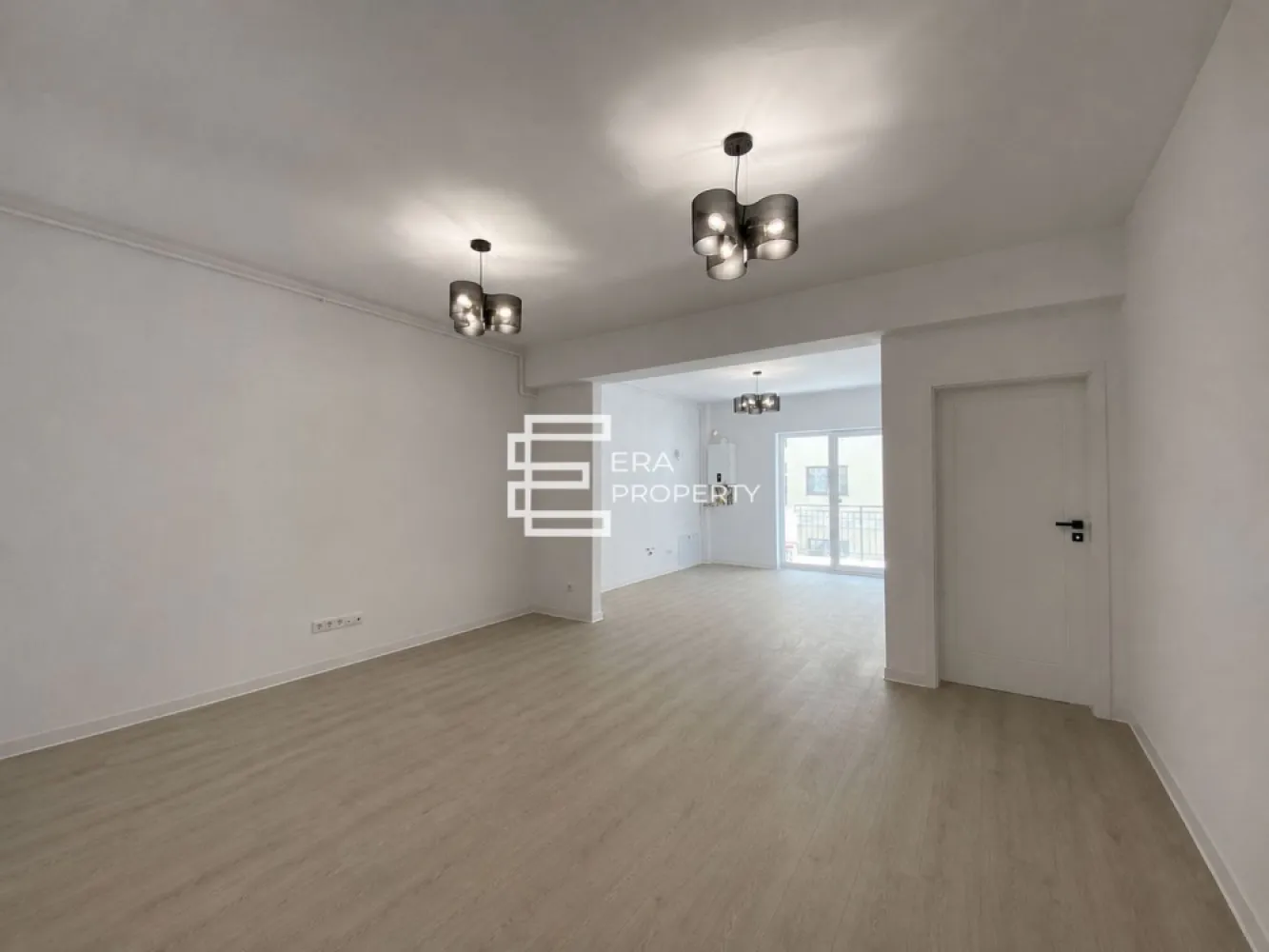 Apartament 2 camere | 54 mp utili |la cheie | BOXA- Selimbar, Brana - Apartament 2 camere | 54 mp utili | Bloc nou cu lift | Parcare inclusă

Vă propunem spre vânzare un apartament modern cu 2 camere, situat la parterul unui imobil nou cu regim de înălțime P+3E, dotat cu lift, ideal atât pentru locuit, cât și pentru investiție.

Locuința are o suprafață utilă de 54 mp și beneficiază de o compartimentare eficientă: living spațios cu bucătărie open-space, dormitor luminos, baie, balcon cu acces atât din bucătărie, cât și din dormitor. Boxă pentru depozitare inclusă.
În preț este inclus și un loc de parcare privat.

Apartamentul se predă la stadiul de CHEIE și include:
pereți tencuiți și gletuiți
uși de interior montate
gresie, faianță și parchet
baie complet utilată
ferestre cu 3 foi de sticlă și profil cu 5 camere
instalații electrice și sanitare trase pe poziție
centrală termică și încălzire în pardoseală
șapă elicopterizată
contoare individuale pentru apă, gaz și curent

Proprietatea este amplasată într-o zonă liniștită, cu acces rapid către principalele puncte de interes ale orașului.

Ideal pentru:
familii tinere care își doresc confort și intimitate
persoane care caută o locuință modernă, bine compartimentată
achiziție atât pentru locuit, cât și pentru investiție

Preț: 120.000 € TVA inclus

Modalități de plată acceptate:cash, credit bancar.

📞 Pentru mai multe detalii sau programarea unei vizionări: 0772 298 572