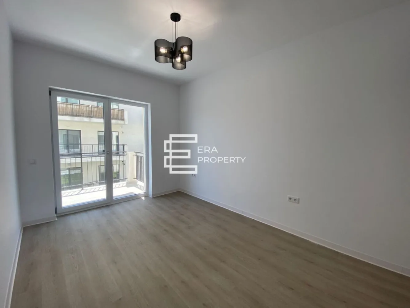 Apartament 2 camere | 54 mp utili |la cheie | BOXA- Selimbar, Brana - Apartament 2 camere | 54 mp utili | Bloc nou cu lift | Parcare inclusă

Vă propunem spre vânzare un apartament modern cu 2 camere, situat la parterul unui imobil nou cu regim de înălțime P+3E, dotat cu lift, ideal atât pentru locuit, cât și pentru investiție.

Locuința are o suprafață utilă de 54 mp și beneficiază de o compartimentare eficientă: living spațios cu bucătărie open-space, dormitor luminos, baie, balcon cu acces atât din bucătărie, cât și din dormitor. Boxă pentru depozitare inclusă.
În preț este inclus și un loc de parcare privat.

Apartamentul se predă la stadiul de CHEIE și include:
pereți tencuiți și gletuiți
uși de interior montate
gresie, faianță și parchet
baie complet utilată
ferestre cu 3 foi de sticlă și profil cu 5 camere
instalații electrice și sanitare trase pe poziție
centrală termică și încălzire în pardoseală
șapă elicopterizată
contoare individuale pentru apă, gaz și curent

Proprietatea este amplasată într-o zonă liniștită, cu acces rapid către principalele puncte de interes ale orașului.

Ideal pentru:
familii tinere care își doresc confort și intimitate
persoane care caută o locuință modernă, bine compartimentată
achiziție atât pentru locuit, cât și pentru investiție

Preț: 120.000 € TVA inclus

Modalități de plată acceptate:cash, credit bancar.

📞 Pentru mai multe detalii sau programarea unei vizionări: 0772 298 572