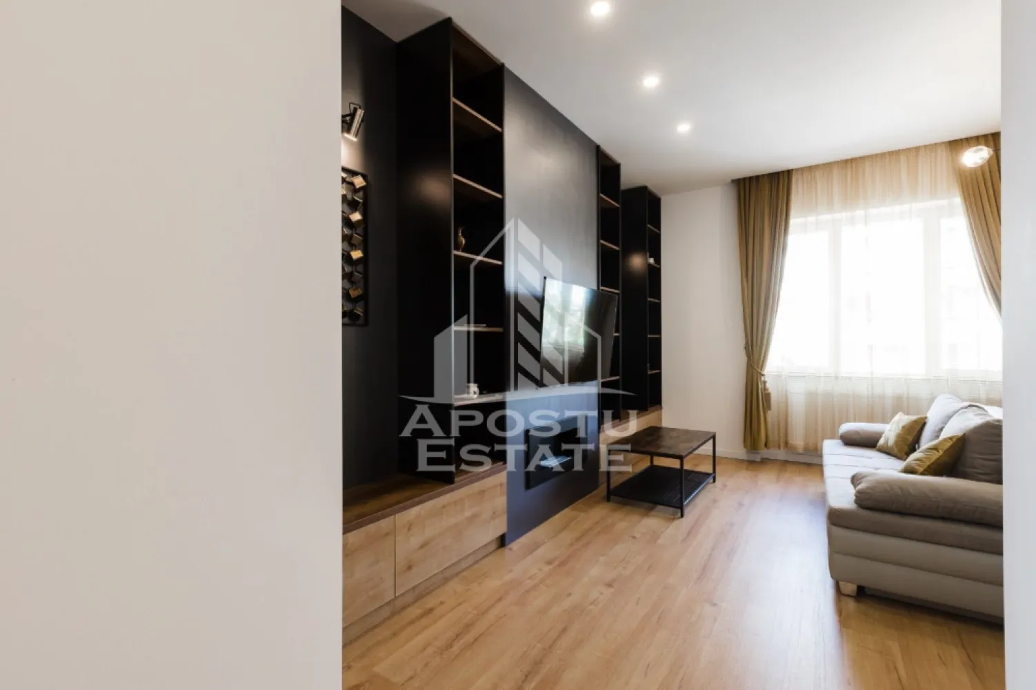Apartament cu 2 camere de inchiriat, Timisoara zona Ultracentral - Agentia imobiliara APOSTU ESTATE va propune spre inchiriere un apartament cu 2 camere, spatios si luminos, situat in zona Centrala, o zona bine pozitionata din Timisoara, potrivit pentru cupluri,familii, sau studenti care isi doresc o locuinta unde sa se simta confortabil si cu acces facil catre scoli, statii de autobuz, supermarketuri , magazine de zona, parcuri.

Suprafata utila: 60mp
Compartimentare eficienta:
-Hol de acces generos
-Bucatarie complet mobilata si utilata, cu loc de luat masa
-Living luminos si spatios
-Dormitor mobilat si utilat
-Baie prevazuta cu dus si inca o baie de serviciu

Confort si facilitati:
-Incalzirea apartamentului: centrala proprie
-Apartamentul este complet mobilat si utilat
-Nu se accepta animale de companie de catre proprietar

Localizare:
-Timis,Timisoara, zona Centrala – acces facil spre magazine, supermarket, scoli, parcuri si mijloace de transport in comun.

Ideal pentru:
-Familii
-Cupluri
-Studenti

Disponibilitate: imediata
Pret chirie lunara: 700 Euro
Programeaza o vizionare pentru a-ti putea imagina viitorul aici!
ID intern:CP3157253
