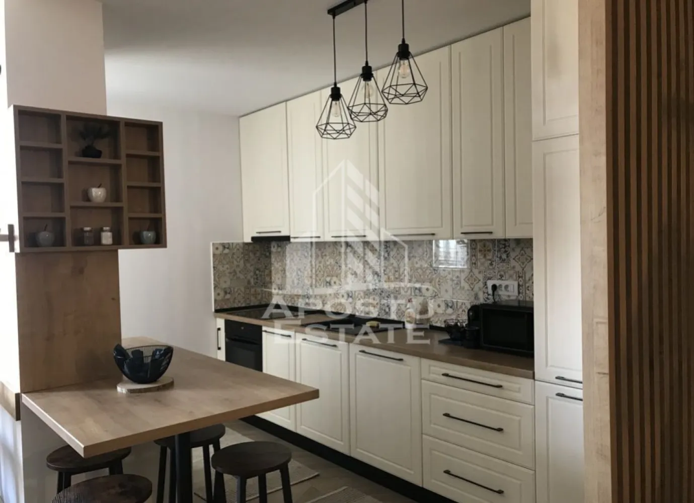 Apartament cu 3 camere de inchiriat, Take Ionescu, Timisoara - Agentia imobiliara APOSTU ESTATE va propune spre inchiriere un apartament cu 3 camere spatios si luminos, situat in complexul rezidential Isho la etajul 14, intr-o zona linistita si bine pozitionata, potrivit pentru cupluri, familii sau studenti care isi doresc o locuinta unde sa se simta confortabil si cu acces facil catre scoli, facultati, statii de autobuz si magazine.

Suprafata utila: 81 mp
Compartimentare eficienta:
- Hol de acces
- Bucatarie open-space, complet mobilata si utilata, cu loc de luat masa
- 2 bai prevazute cu cabina de dus / cada si ventilatie artificiala
- 2 dormitoare cu pat matrimonial 
- Balcon

Confort si facilitati:
- Centrala proprie cu incalzire in pardoseala
- Aer conditionat
- Multiple spatii de depozitare
- Apartamentul este complet mobilat si utilat de catre proprietar

Localizare: zona Take Ionescu, in apropiere de Facultatea de Medicina, restaurante si mijloace de transport in comun

Ideal pentru:
- Cupluri
- Familii
- Studenti

Pret chirie: 920€
Programeaza o vizionare pentru a-ti putea imagina viitorul aici!
ID intern: CP1890132