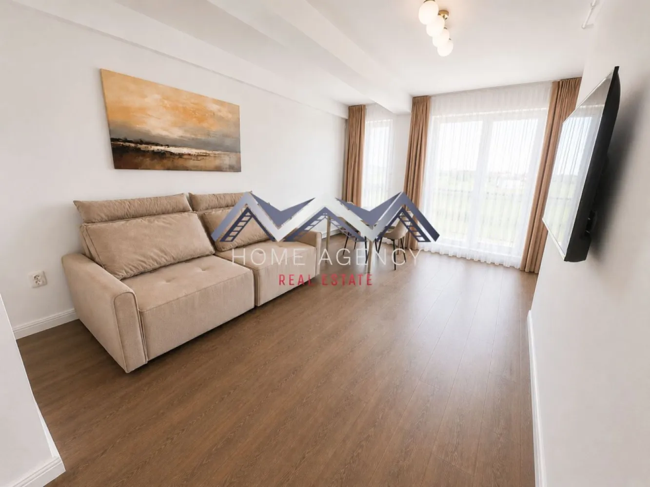 Apartament 2 camere Otopeni | preț final | comision 0 - Descoperă un apartament modern cu 2 camere, situat într-un ansamblu rezidențial nou din Otopeni, ideal atât pentru locuit, cât și pentru investiție sigură, datorită poziționării excelente și accesului rapid către București.

109.000 euro (negociabil) | TVA și 1 loc de parcare inclus | complet mobilat și utilat | comision 0

Locuința este amplasată la etajul 2/3 într-un imobil D+3, oferind un echilibru foarte bun între accesibilitate și intimitate, fiind o alegere inspirată pentru cei care își doresc confort. Apartamentul este luminos și bine orientat (Nord-Est), astfel că beneficiază de lumină naturală pe tot parcursul zilei – dormitorul este orientat spre Est, ideal pentru dimineți plăcute, iar zona de zi spre Nord pentru un ambient cald și primitor.

Compartimentarea este una practică și versatilă, evidențiindu-se printr-o zonă de living generoasă, cu acces către balcon, dar și prin bucătăria retrasă, care poate fi închisă complet, oferind astfel un plus de confort și funcționalitate. 

Apartamentul se predă complet mobilat și utilat, respectiv finisat cu materiale moderne, baie complet utilată cu gresie, faianță și obiecte sanitare (cadă), precum și centrală termică proprie, fiind racordat la toate utilitățile. 

Poziționarea în Otopeni oferă acces rapid către Aeroportul Henri Coandă, DN1, Centura București, dar și către centre comerciale, școli și mijloace de transport, ceea ce face ca proprietatea să fie potrivită atât pentru locuire personală, cât și pentru investiție cu randament bun.

Programează acum o vizionare!