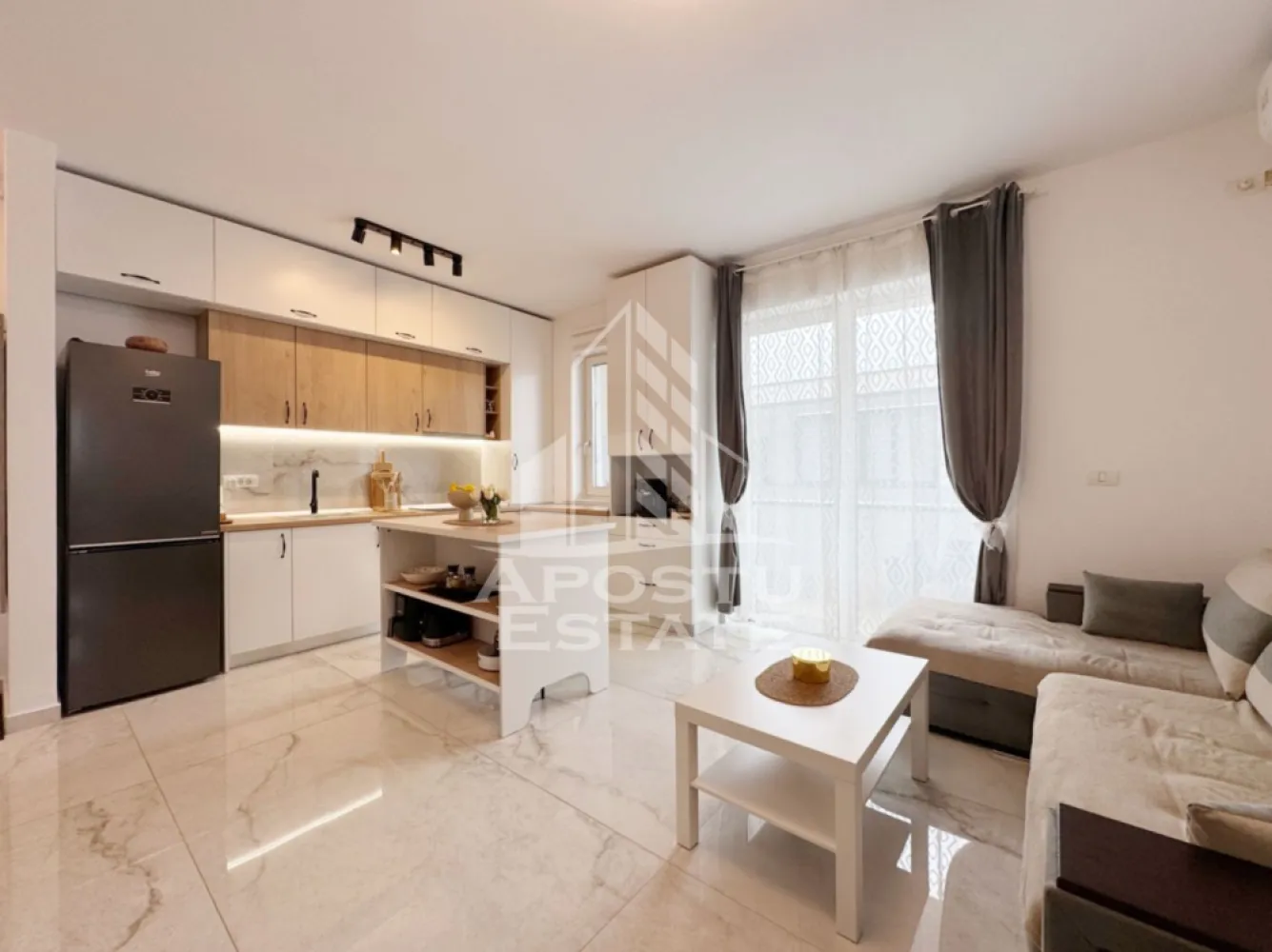 Apartament 2 camere de vanzare 46mp utili + balcon, etaj 2/3 -Braytim - Agentia imobiliara APOSTU ESTATE va propune spre vanzare un apartament cu 2 camere cu living open-space + bucatarie, pozitionat excelent in zona Braytim, apartinand de Giroc, judetul Timis .
Drumul de acces spre imobil este asfaltat. In apropiere se afla magazine si supermarket-uri precum Lidl, Profi, Mega Image, Penny, Scoala, Gradinita la o distanta de 5 minute, acces facil la mijloace de transport in comun.

Apartamentul se vinde complet mobilat si utilat, precum se observa in imagini.
Imobilul dispune de o suprafata de 46 mp utili + 7 mp balcon si este situat la etajul 2/3.

Compartimentare:

- living si bucatarie cu iesire pe balcon.
- hol.
- dormitor.
- baie cu geam si cada.

Detalii tehnice:

- constructie realizata in anul 2024 din caramida Porotherm.
- exterior izolat cu polistiren de 10 cm .
- pereti despartitori complet din caramida (fara rigips) tencuiti mecanizat finisati cu glet si vopsea lavabila.
- geamuri tripan cu izolare fonica si termica superioara, foarte mari si luminoase .
- centrala proprie pe gaz, sistem eficient de incalzire prin pardoseala .
- usa acces securizata, usi interioare MDF .
- electrocasnice in stare perfecta de functionare.
- 1 loc de parcare in CF .

Utilitati complete: curent, apa de la retea, canalizare, gaz.

Pret: 101.900 Euro negociabil
Pentru mai multe detalii nu ezitati sa ne contactati!

Acceptam orice fel de credit bancar. Oferim consultanta si solutii financiare prin colaboratorii nostri pentru a obtine cel mai avantajos credit Ipotecar sau Noua Casa.

Va asteptam cu drag la o vizionare chiar astazi!
CP 3132247