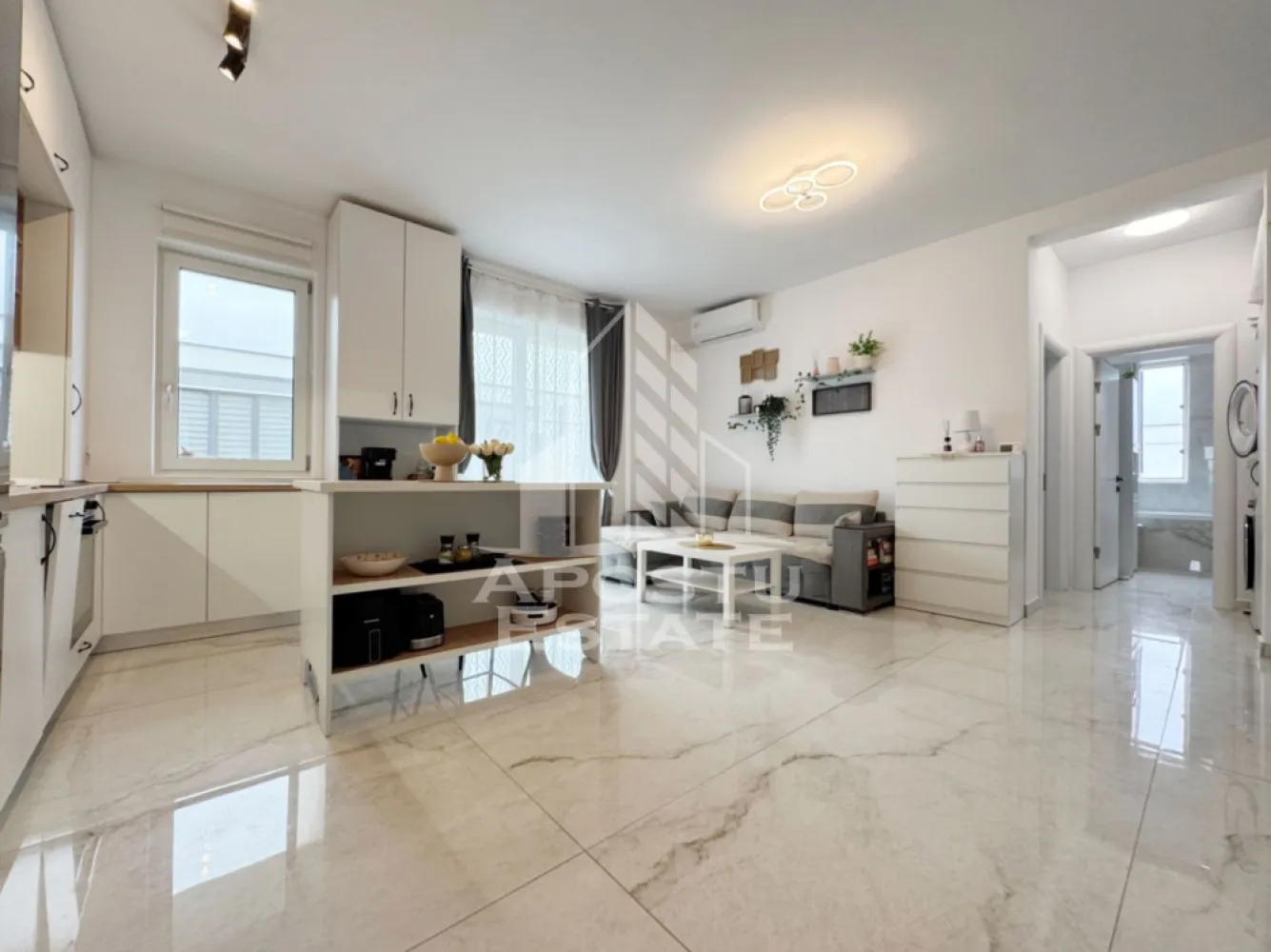 Apartament 2 camere de vanzare 46mp utili + balcon, etaj 2/3 -Braytim - Agentia imobiliara APOSTU ESTATE va propune spre vanzare un apartament cu 2 camere cu living open-space + bucatarie, pozitionat excelent in zona Braytim, apartinand de Giroc, judetul Timis .
Drumul de acces spre imobil este asfaltat. In apropiere se afla magazine si supermarket-uri precum Lidl, Profi, Mega Image, Penny, Scoala, Gradinita la o distanta de 5 minute, acces facil la mijloace de transport in comun.

Apartamentul se vinde complet mobilat si utilat, precum se observa in imagini.
Imobilul dispune de o suprafata de 46 mp utili + 7 mp balcon si este situat la etajul 2/3.

Compartimentare:

- living si bucatarie cu iesire pe balcon.
- hol.
- dormitor.
- baie cu geam si cada.

Detalii tehnice:

- constructie realizata in anul 2024 din caramida Porotherm.
- exterior izolat cu polistiren de 10 cm .
- pereti despartitori complet din caramida (fara rigips) tencuiti mecanizat finisati cu glet si vopsea lavabila.
- geamuri tripan cu izolare fonica si termica superioara, foarte mari si luminoase .
- centrala proprie pe gaz, sistem eficient de incalzire prin pardoseala .
- usa acces securizata, usi interioare MDF .
- electrocasnice in stare perfecta de functionare.
- 1 loc de parcare in CF .

Utilitati complete: curent, apa de la retea, canalizare, gaz.

Pret: 101.900 Euro negociabil
Pentru mai multe detalii nu ezitati sa ne contactati!

Acceptam orice fel de credit bancar. Oferim consultanta si solutii financiare prin colaboratorii nostri pentru a obtine cel mai avantajos credit Ipotecar sau Noua Casa.

Va asteptam cu drag la o vizionare chiar astazi!
CP 3132247