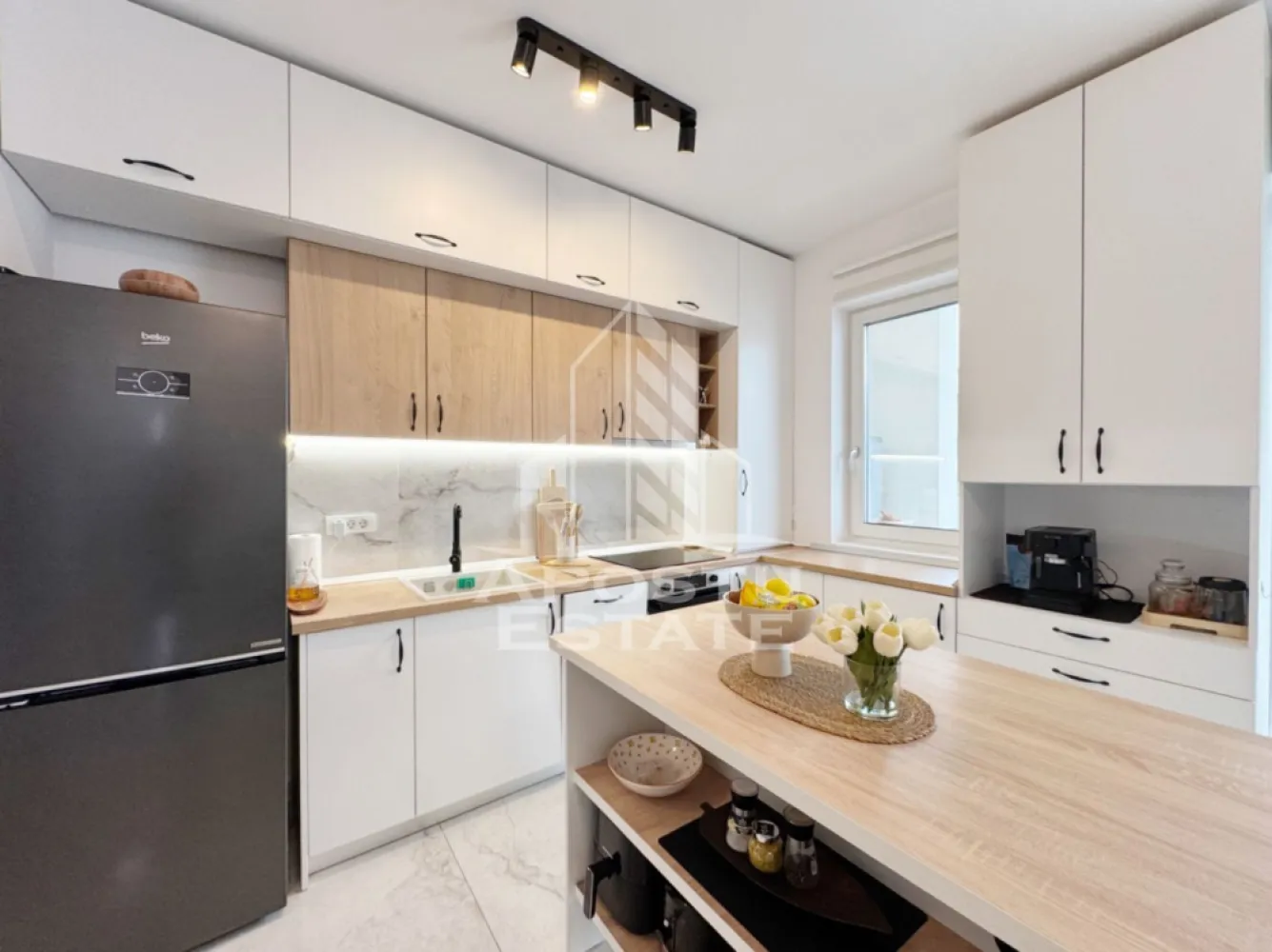 Apartament 2 camere de vanzare 46mp utili + balcon, etaj 2/3 -Braytim - Agentia imobiliara APOSTU ESTATE va propune spre vanzare un apartament cu 2 camere cu living open-space + bucatarie, pozitionat excelent in zona Braytim, apartinand de Giroc, judetul Timis .
Drumul de acces spre imobil este asfaltat. In apropiere se afla magazine si supermarket-uri precum Lidl, Profi, Mega Image, Penny, Scoala, Gradinita la o distanta de 5 minute, acces facil la mijloace de transport in comun.

Apartamentul se vinde complet mobilat si utilat, precum se observa in imagini.
Imobilul dispune de o suprafata de 46 mp utili + 7 mp balcon si este situat la etajul 2/3.

Compartimentare:

- living si bucatarie cu iesire pe balcon.
- hol.
- dormitor.
- baie cu geam si cada.

Detalii tehnice:

- constructie realizata in anul 2024 din caramida Porotherm.
- exterior izolat cu polistiren de 10 cm .
- pereti despartitori complet din caramida (fara rigips) tencuiti mecanizat finisati cu glet si vopsea lavabila.
- geamuri tripan cu izolare fonica si termica superioara, foarte mari si luminoase .
- centrala proprie pe gaz, sistem eficient de incalzire prin pardoseala .
- usa acces securizata, usi interioare MDF .
- electrocasnice in stare perfecta de functionare.
- 1 loc de parcare in CF .

Utilitati complete: curent, apa de la retea, canalizare, gaz.

Pret: 101.900 Euro negociabil
Pentru mai multe detalii nu ezitati sa ne contactati!

Acceptam orice fel de credit bancar. Oferim consultanta si solutii financiare prin colaboratorii nostri pentru a obtine cel mai avantajos credit Ipotecar sau Noua Casa.

Va asteptam cu drag la o vizionare chiar astazi!
CP 3132247
