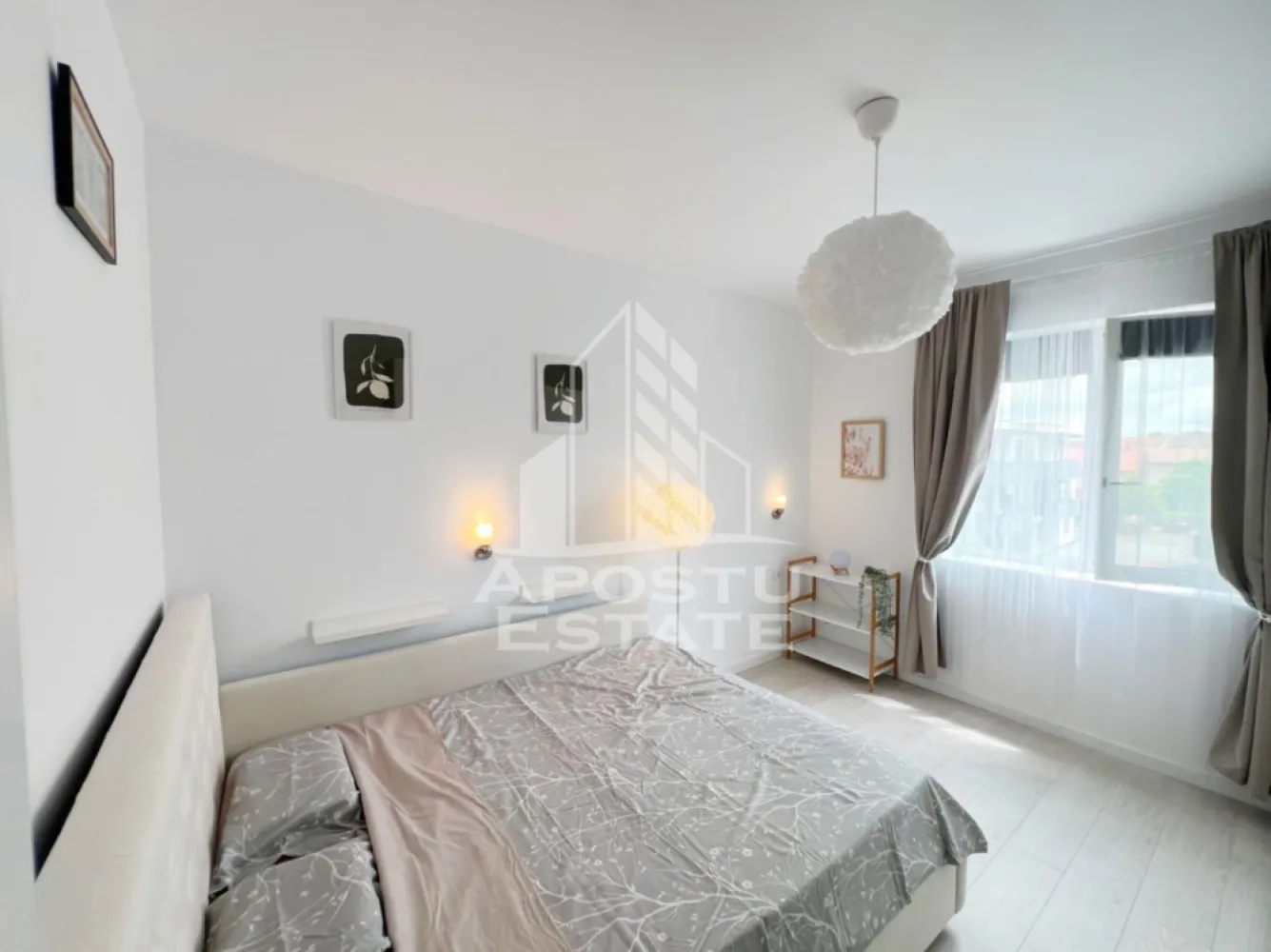 Apartament 2 camere de vanzare 46mp utili + balcon, etaj 2/3 -Braytim - Agentia imobiliara APOSTU ESTATE va propune spre vanzare un apartament cu 2 camere cu living open-space + bucatarie, pozitionat excelent in zona Braytim, apartinand de Giroc, judetul Timis .
Drumul de acces spre imobil este asfaltat. In apropiere se afla magazine si supermarket-uri precum Lidl, Profi, Mega Image, Penny, Scoala, Gradinita la o distanta de 5 minute, acces facil la mijloace de transport in comun.

Apartamentul se vinde complet mobilat si utilat, precum se observa in imagini.
Imobilul dispune de o suprafata de 46 mp utili + 7 mp balcon si este situat la etajul 2/3.

Compartimentare:

- living si bucatarie cu iesire pe balcon.
- hol.
- dormitor.
- baie cu geam si cada.

Detalii tehnice:

- constructie realizata in anul 2024 din caramida Porotherm.
- exterior izolat cu polistiren de 10 cm .
- pereti despartitori complet din caramida (fara rigips) tencuiti mecanizat finisati cu glet si vopsea lavabila.
- geamuri tripan cu izolare fonica si termica superioara, foarte mari si luminoase .
- centrala proprie pe gaz, sistem eficient de incalzire prin pardoseala .
- usa acces securizata, usi interioare MDF .
- electrocasnice in stare perfecta de functionare.
- 1 loc de parcare in CF .

Utilitati complete: curent, apa de la retea, canalizare, gaz.

Pret: 101.900 Euro negociabil
Pentru mai multe detalii nu ezitati sa ne contactati!

Acceptam orice fel de credit bancar. Oferim consultanta si solutii financiare prin colaboratorii nostri pentru a obtine cel mai avantajos credit Ipotecar sau Noua Casa.

Va asteptam cu drag la o vizionare chiar astazi!
CP 3132247