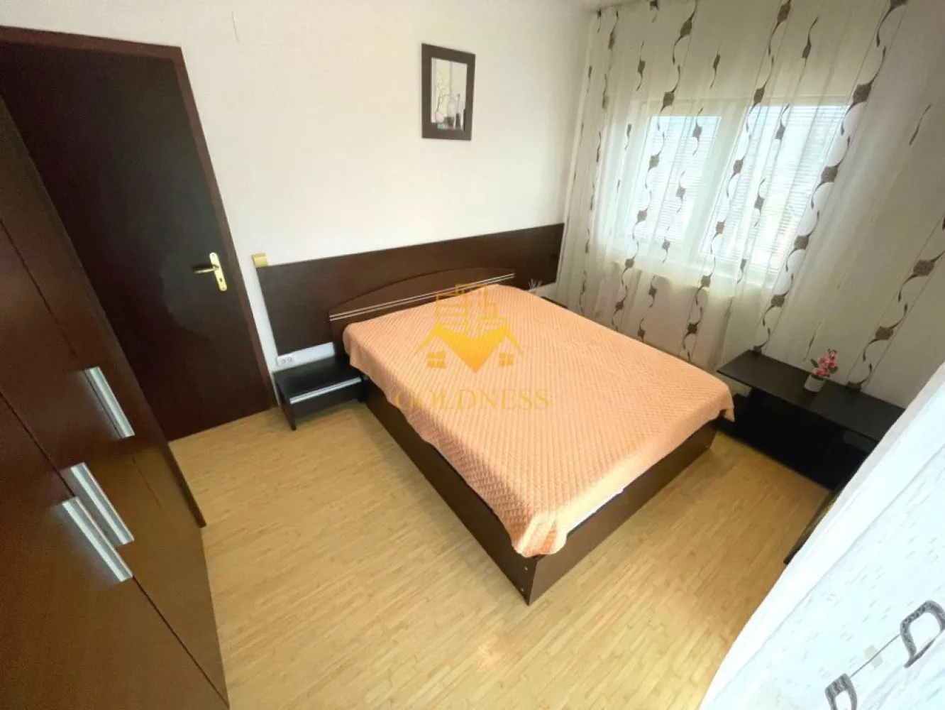 2 camere open space, Calea Turzii, Mihai Romanul, OMV, Buna Ziua - GOLDNESS Imobiliare vă propune spre vanzare un apartament cu 2 camere open-space complet mobilat și utilat, la etajul într-un imobil de 4 etaje, cu lift, în Cartierul Buna Ziua.

Se află în apropierea stațiilor de transport în comun, magazine, restaurante, spații verzi, farmacii, etc. 

Apartamentul este compartimentat astfel:
 - dormitor cu pat matrimonial, dressing, noptiere
 - living cu bucatarie open space complet utilată și mobilată, canapea extensibilă, loc de servit masa 
 - baie cu vana, calorifer port prosop și dulap pentru depozitare.
 - balcon 4 mp.

Imobilul este dotat cu toate cele necesare- centrală proprie, frigider, aragaz, hotă, mașină de spălat haine, etc. 

Dacă sunteți interesați de acest apartament și doriți să îl vizionați, dar și pentru alte oferte nu ezitați să ne contactați telefonic sau prin e-mail. Vă stăm la dispoziție!
Pentru intermediere se percepe un comision de 2% din prețul canzarii!