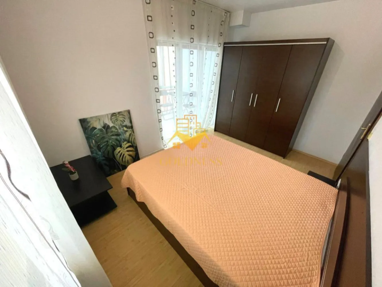 2 camere open space, Calea Turzii, Mihai Romanul, OMV, Buna Ziua - GOLDNESS Imobiliare vă propune spre vanzare un apartament cu 2 camere open-space complet mobilat și utilat, la etajul într-un imobil de 4 etaje, cu lift, în Cartierul Buna Ziua.

Se află în apropierea stațiilor de transport în comun, magazine, restaurante, spații verzi, farmacii, etc. 

Apartamentul este compartimentat astfel:
 - dormitor cu pat matrimonial, dressing, noptiere
 - living cu bucatarie open space complet utilată și mobilată, canapea extensibilă, loc de servit masa 
 - baie cu vana, calorifer port prosop și dulap pentru depozitare.
 - balcon 4 mp.

Imobilul este dotat cu toate cele necesare- centrală proprie, frigider, aragaz, hotă, mașină de spălat haine, etc. 

Dacă sunteți interesați de acest apartament și doriți să îl vizionați, dar și pentru alte oferte nu ezitați să ne contactați telefonic sau prin e-mail. Vă stăm la dispoziție!
Pentru intermediere se percepe un comision de 2% din prețul canzarii!