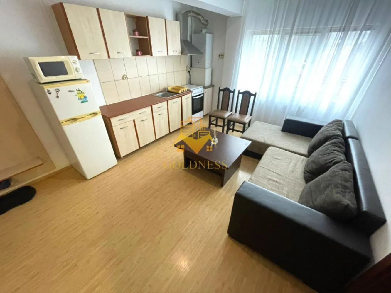 2 camere open space, Calea Turzii, Mihai Romanul, OMV, Buna Ziua - GOLDNESS Imobiliare vă propune spre vanzare un apartament cu 2 camere open-space complet mobilat și utilat, la etajul într-un imobil de 4 etaje, cu lift, în Cartierul Buna Ziua.

Se află în apropierea stațiilor de transport în comun, magazine, restaurante, spații verzi, farmacii, etc. 

Apartamentul este compartimentat astfel:
 - dormitor cu pat matrimonial, dressing, noptiere
 - living cu bucatarie open space complet utilată și mobilată, canapea extensibilă, loc de servit masa 
 - baie cu vana, calorifer port prosop și dulap pentru depozitare.
 - balcon 4 mp.

Imobilul este dotat cu toate cele necesare- centrală proprie, frigider, aragaz, hotă, mașină de spălat haine, etc. 

Dacă sunteți interesați de acest apartament și doriți să îl vizionați, dar și pentru alte oferte nu ezitați să ne contactați telefonic sau prin e-mail. Vă stăm la dispoziție!
Pentru intermediere se percepe un comision de 2% din prețul canzarii!