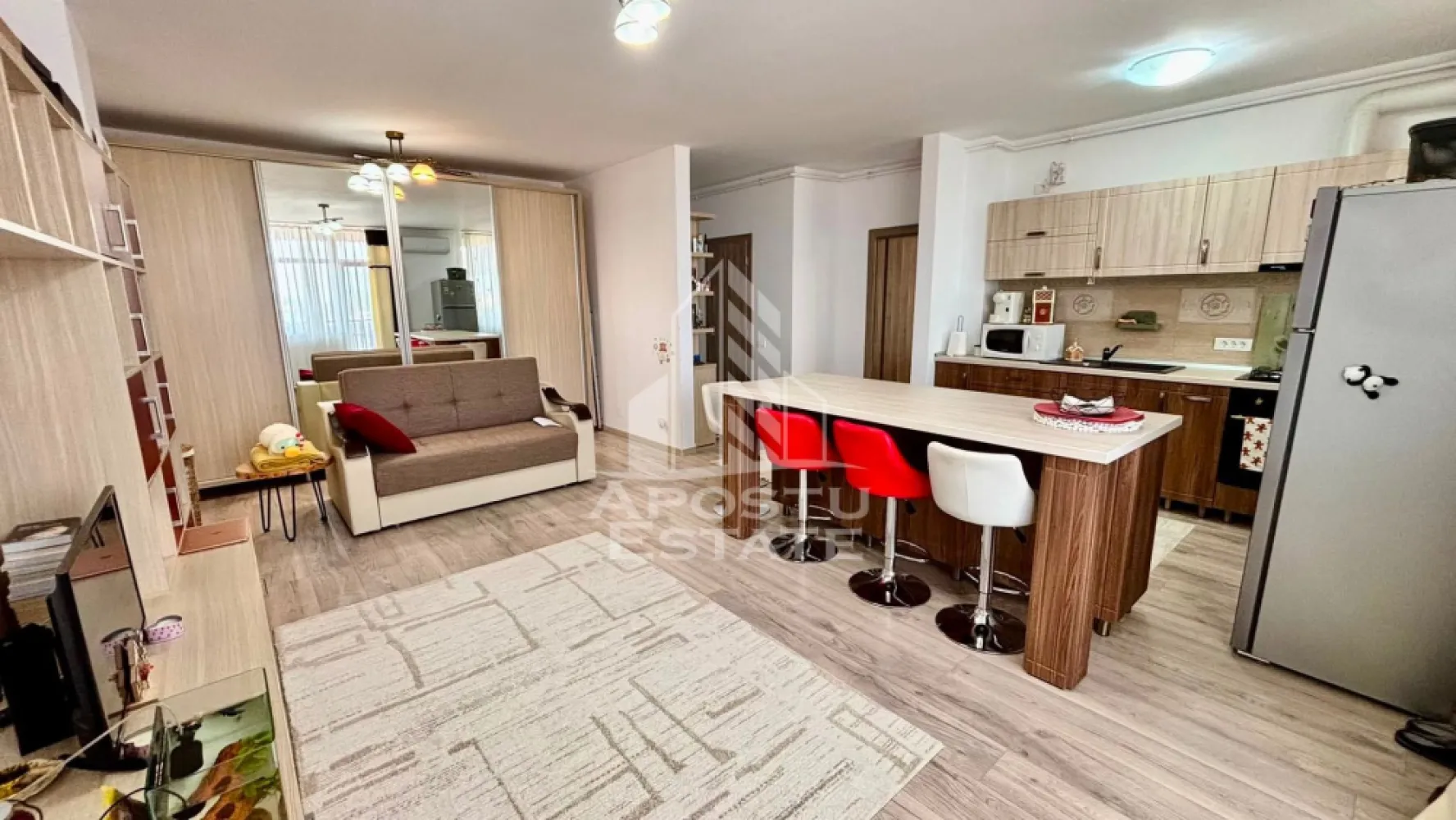 Apartament cu 2 camere, 2 bai de vanzare in Complexul Studentesc - Agentia imobiliara APOSTU ESTATE va propune spre vanzare un apartament modern cu 2 camere, situat in Complexul Studentesc, una dintre cele mai cautate zone din Timisoara, ideal atat pentru locuinta proprie, cat si pentru investitie.

Imobilul este amplasat la etajul 7 din 10 si beneficiaza de o suprafata utila de 56,72 mp, la care se adauga un balcon generos de 5,60 mp.

Compartimentare:
• Living open space cu bucataria si iesire pe balcon
• Dormitor cu baie proprie
• Baie de serviciu
• Balcon

Confortul termic este asigurat prin intermediul centralei termice proprii si al aparatului de aer conditionat.

Apartamentul se vinde complet mobilat si utilat, fiind pregatit pentru mutare imediata.

Electrocasnice incluse:
• Aragaz
• Cuptor
• Hota
• Frigider

Beneficii suplimentare:
• Un loc de parcare inclus in pret
• Posibilitate de achizitionare a celui de-al doilea loc de parcare
• Compartimentare moderna si functionala
• Zona excelenta pentru locuit sau investitie

Vecinatati:
• Profi
• Lidl
• Mijloace de transport in comun
• Facultati si campus universitar

Pentru mai multe detalii si programarea unei vizionari, va stam cu drag la dispozitie.

Agentia imobiliara Apostu Estate va ofera consultanta bancara gratuita prin intermediul colaboratorilor nostri pentru alegerea celui mai potrivit tip de credit, astfel incat tu sa devi noul proprietar al acestui apartament.
CP3157340