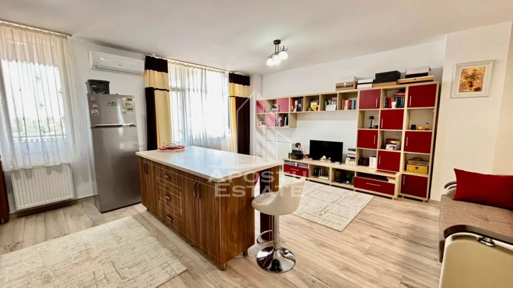 Apartament cu 2 camere, 2 bai de vanzare in Complexul Studentesc - Agentia imobiliara APOSTU ESTATE va propune spre vanzare un apartament modern cu 2 camere, situat in Complexul Studentesc, una dintre cele mai cautate zone din Timisoara, ideal atat pentru locuinta proprie, cat si pentru investitie.

Imobilul este amplasat la etajul 7 din 10 si beneficiaza de o suprafata utila de 56,72 mp, la care se adauga un balcon generos de 5,60 mp.

Compartimentare:
• Living open space cu bucataria si iesire pe balcon
• Dormitor cu baie proprie
• Baie de serviciu
• Balcon

Confortul termic este asigurat prin intermediul centralei termice proprii si al aparatului de aer conditionat.

Apartamentul se vinde complet mobilat si utilat, fiind pregatit pentru mutare imediata.

Electrocasnice incluse:
• Aragaz
• Cuptor
• Hota
• Frigider

Beneficii suplimentare:
• Un loc de parcare inclus in pret
• Posibilitate de achizitionare a celui de-al doilea loc de parcare
• Compartimentare moderna si functionala
• Zona excelenta pentru locuit sau investitie

Vecinatati:
• Profi
• Lidl
• Mijloace de transport in comun
• Facultati si campus universitar

Pentru mai multe detalii si programarea unei vizionari, va stam cu drag la dispozitie.

Agentia imobiliara Apostu Estate va ofera consultanta bancara gratuita prin intermediul colaboratorilor nostri pentru alegerea celui mai potrivit tip de credit, astfel incat tu sa devi noul proprietar al acestui apartament.
CP3157340
