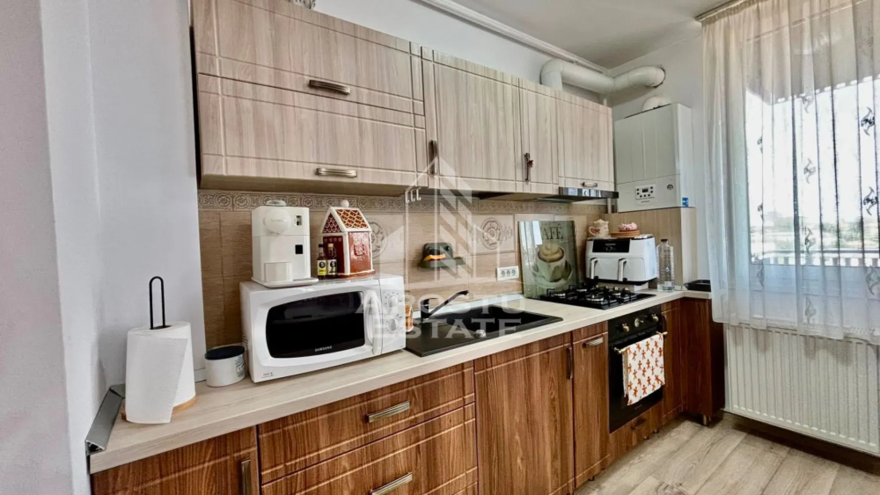 Apartament cu 2 camere, 2 bai de vanzare in Complexul Studentesc - Agentia imobiliara APOSTU ESTATE va propune spre vanzare un apartament modern cu 2 camere, situat in Complexul Studentesc, una dintre cele mai cautate zone din Timisoara, ideal atat pentru locuinta proprie, cat si pentru investitie.

Imobilul este amplasat la etajul 7 din 10 si beneficiaza de o suprafata utila de 56,72 mp, la care se adauga un balcon generos de 5,60 mp.

Compartimentare:
• Living open space cu bucataria si iesire pe balcon
• Dormitor cu baie proprie
• Baie de serviciu
• Balcon

Confortul termic este asigurat prin intermediul centralei termice proprii si al aparatului de aer conditionat.

Apartamentul se vinde complet mobilat si utilat, fiind pregatit pentru mutare imediata.

Electrocasnice incluse:
• Aragaz
• Cuptor
• Hota
• Frigider

Beneficii suplimentare:
• Un loc de parcare inclus in pret
• Posibilitate de achizitionare a celui de-al doilea loc de parcare
• Compartimentare moderna si functionala
• Zona excelenta pentru locuit sau investitie

Vecinatati:
• Profi
• Lidl
• Mijloace de transport in comun
• Facultati si campus universitar

Pentru mai multe detalii si programarea unei vizionari, va stam cu drag la dispozitie.

Agentia imobiliara Apostu Estate va ofera consultanta bancara gratuita prin intermediul colaboratorilor nostri pentru alegerea celui mai potrivit tip de credit, astfel incat tu sa devi noul proprietar al acestui apartament.
CP3157340