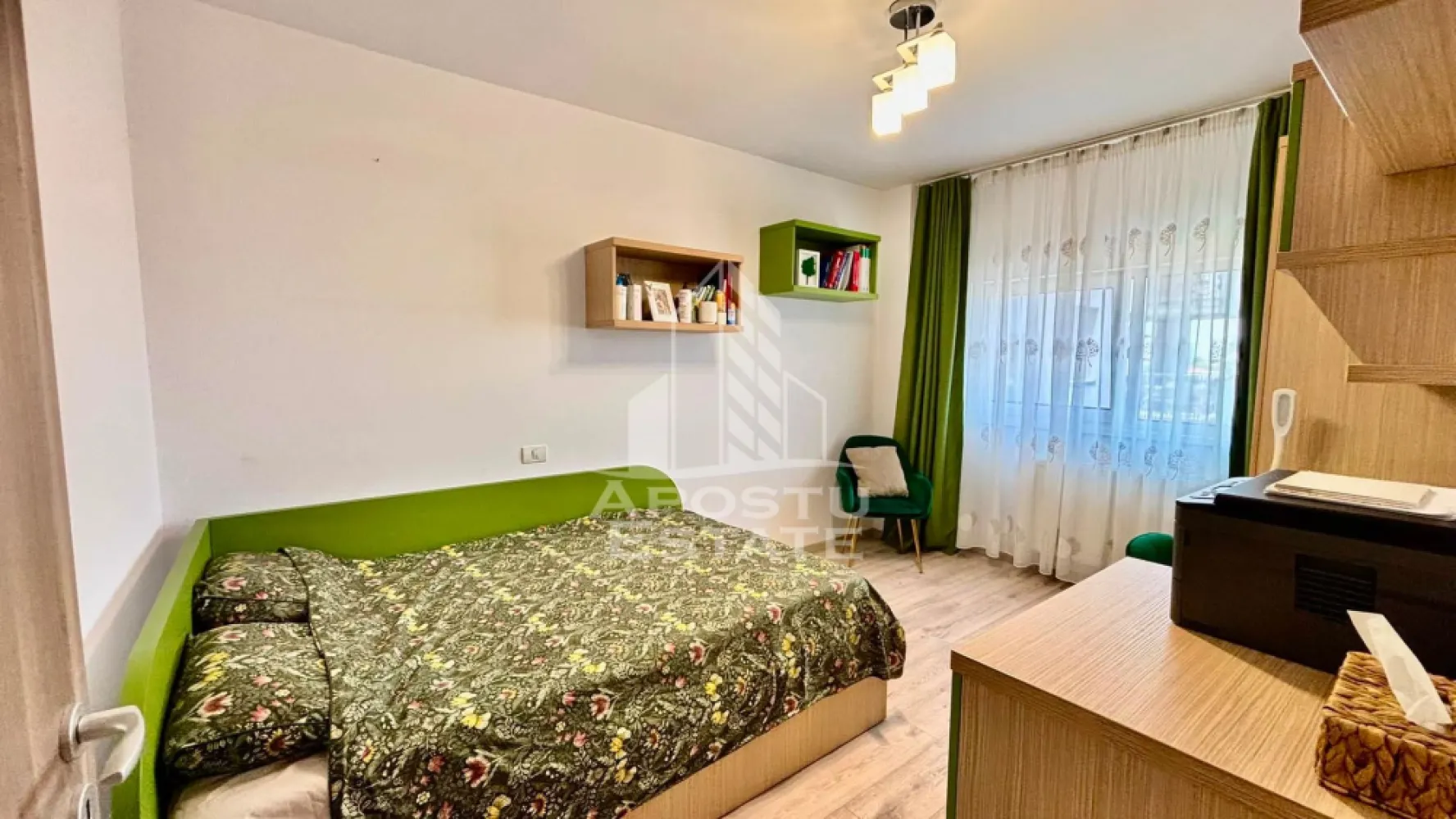 Apartament cu 2 camere, 2 bai de vanzare in Complexul Studentesc - Agentia imobiliara APOSTU ESTATE va propune spre vanzare un apartament modern cu 2 camere, situat in Complexul Studentesc, una dintre cele mai cautate zone din Timisoara, ideal atat pentru locuinta proprie, cat si pentru investitie.

Imobilul este amplasat la etajul 7 din 10 si beneficiaza de o suprafata utila de 56,72 mp, la care se adauga un balcon generos de 5,60 mp.

Compartimentare:
• Living open space cu bucataria si iesire pe balcon
• Dormitor cu baie proprie
• Baie de serviciu
• Balcon

Confortul termic este asigurat prin intermediul centralei termice proprii si al aparatului de aer conditionat.

Apartamentul se vinde complet mobilat si utilat, fiind pregatit pentru mutare imediata.

Electrocasnice incluse:
• Aragaz
• Cuptor
• Hota
• Frigider

Beneficii suplimentare:
• Un loc de parcare inclus in pret
• Posibilitate de achizitionare a celui de-al doilea loc de parcare
• Compartimentare moderna si functionala
• Zona excelenta pentru locuit sau investitie

Vecinatati:
• Profi
• Lidl
• Mijloace de transport in comun
• Facultati si campus universitar

Pentru mai multe detalii si programarea unei vizionari, va stam cu drag la dispozitie.

Agentia imobiliara Apostu Estate va ofera consultanta bancara gratuita prin intermediul colaboratorilor nostri pentru alegerea celui mai potrivit tip de credit, astfel incat tu sa devi noul proprietar al acestui apartament.
CP3157340