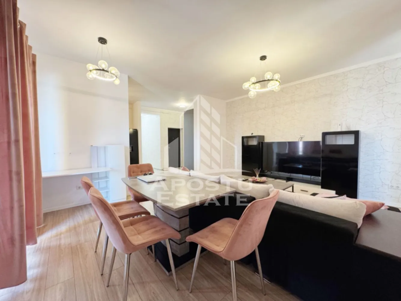 Apartament 2 camere de vanzare, 60mp utili + 23mp terasa -Braytim - Agentia imobiliara APOSTU ESTATE va propune spre vanzare un apartament cu 2 camere situat in zona Braytim, apartinand de Giroc, judetul Timis .

Drumul de acces spre imobil este asfaltat. In apropiere se afla un parc, magazine si supermarket-uri precum Lidl, Profi, Mega Image, Scoala, Gradinita la o distanta de 10 minute, acces facil la mijloace de transport in comun .

Apartamentul se vinde complet mobilat si utilat, precum se observa in imagini .
Imobilul dispune de o suprafata de 60 mp utili + 23 mp terasa si este situat la etajul 2 .

Compartimentare:
- hol acces.
- living cu bucatarie.
- hol.
- dormitor.
- baie cu geam si cada.
- terasa acoperita.

Detalii tehnice:

- constructie realizata in anul 2020 din caramida Porotherm .
- exterior si interior izolat cu polistiren de 10 cm .
- pereti despartitori complet din caramida (fara rigips) tencuiti mecanizat finisati cu glet si vopsea lavabila .
- geamuri termopan cu izolare fonica si termica superioara, foarte mari si luminoase .
- centrala proprie pe gaz, sistem eficient de incalzire prin pardoseala .
- usa acces securizata, usi interioare MDF .
- electrocasnice in stare perfecta de functionare .
- 1 loc de parcare in CF.

Utilitati complete: curent, apa de la retea, canalizare, gaz .

Pret: 138.000 Euro negociabil.
Pentru mai multe detalii nu ezitati sa ne contactati !

Acceptam orice fel de credit bancar. Oferim consultanta si solutii financiare prin colaboratorii nostri pentru a obtine cel mai avantajos credit Ipotecar sau Noua Casa .

Va asteptam cu drag la o vizionare chiar astazi!