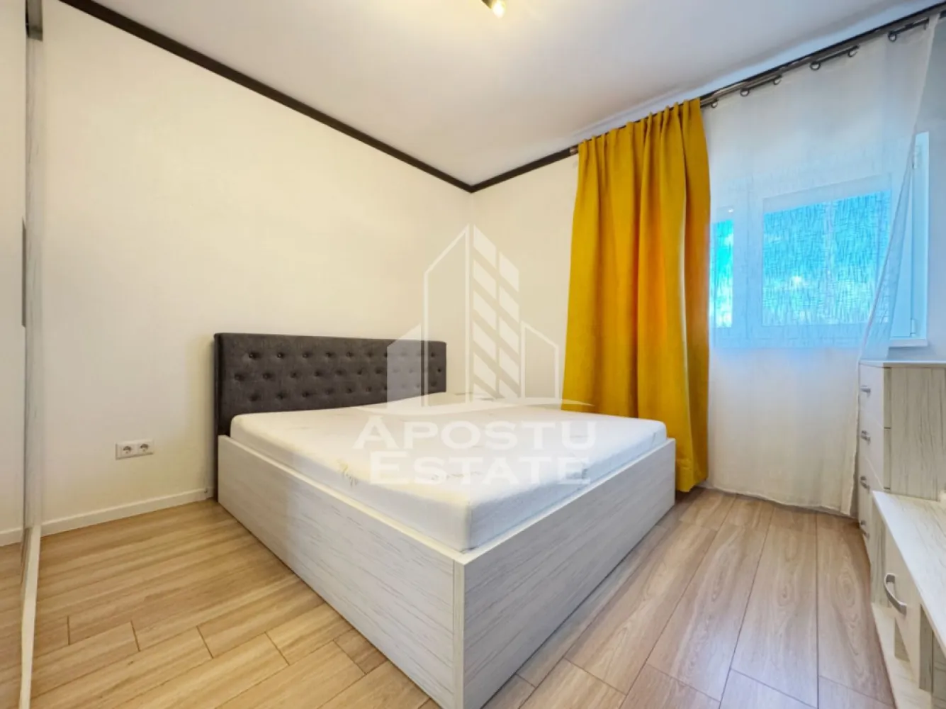 Apartament 2 camere de vanzare, 60mp utili + 23mp terasa -Braytim - Agentia imobiliara APOSTU ESTATE va propune spre vanzare un apartament cu 2 camere situat in zona Braytim, apartinand de Giroc, judetul Timis .

Drumul de acces spre imobil este asfaltat. In apropiere se afla un parc, magazine si supermarket-uri precum Lidl, Profi, Mega Image, Scoala, Gradinita la o distanta de 10 minute, acces facil la mijloace de transport in comun .

Apartamentul se vinde complet mobilat si utilat, precum se observa in imagini .
Imobilul dispune de o suprafata de 60 mp utili + 23 mp terasa si este situat la etajul 2 .

Compartimentare:
- hol acces.
- living cu bucatarie.
- hol.
- dormitor.
- baie cu geam si cada.
- terasa acoperita.

Detalii tehnice:

- constructie realizata in anul 2020 din caramida Porotherm .
- exterior si interior izolat cu polistiren de 10 cm .
- pereti despartitori complet din caramida (fara rigips) tencuiti mecanizat finisati cu glet si vopsea lavabila .
- geamuri termopan cu izolare fonica si termica superioara, foarte mari si luminoase .
- centrala proprie pe gaz, sistem eficient de incalzire prin pardoseala .
- usa acces securizata, usi interioare MDF .
- electrocasnice in stare perfecta de functionare .
- 1 loc de parcare in CF.

Utilitati complete: curent, apa de la retea, canalizare, gaz .

Pret: 138.000 Euro negociabil.
Pentru mai multe detalii nu ezitati sa ne contactati !

Acceptam orice fel de credit bancar. Oferim consultanta si solutii financiare prin colaboratorii nostri pentru a obtine cel mai avantajos credit Ipotecar sau Noua Casa .

Va asteptam cu drag la o vizionare chiar astazi!