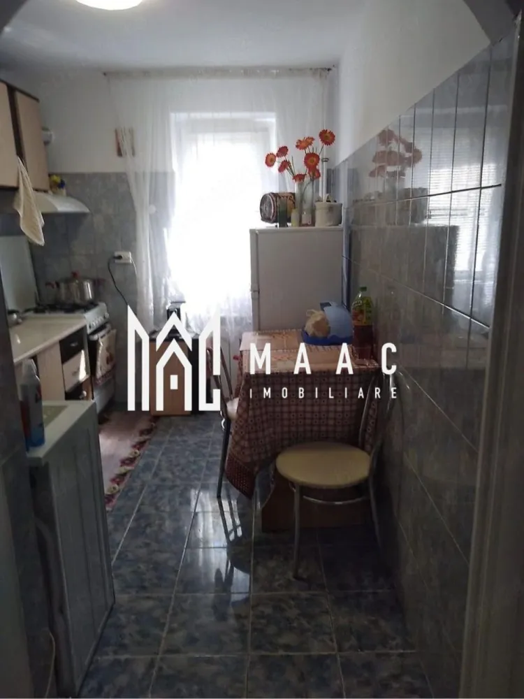 Garsoniera | Etaj 2 | 30 mp | Nord | - MAAC Imobiliare vă propune spre vânzare o garsonieră cochetă, situată pe Aleea Cocorilor, vizavi de Hanul Haiducilor, într-o zonă liniștită și bine conectată din Râmnicu Vâlcea. Proprietatea este amenajată și utilată, fiind ideală atât pentru locuit, cât și pentru investiție.
Caracteristici:
Garsonieră confortabilă
Suprafață: 30 mp
Situată la etajul 2 din 4
Amplasată pe Aleea Cocorilor
Locuință întreținută și în stare bună
Ideală pentru locuit sau închiriere
Compartimentare:
Cameră principală luminoasă
Bucătărie
Baie
Hol de acces
Dotări:
Complet amenajată
Utilată și pregătită pentru utilizare
Se prezintă în condiții bune de întreținere
Spații eficient organizate
Avantaje:
Poziționare excelentă, vizavi de Hanul Haiducilor
Etaj intermediar, ideal pentru confort și accesibilitate
Zonă liniștită, cu acces rapid către magazine, mijloace de transport și alte puncte de interes
Ideală pentru o persoană singură, un cuplu sau ca investiție pentru închiriere
Mutare fără investiții majore, locuința fiind deja amenajată și utilată
Această proprietate reprezintă o oportunitate excelentă pentru cei care caută o garsonieră practică, bine amplasată și pregătită pentru mutare imediată.
Pentru mai multe informații și programarea unei vizionări, echipa MAAC Imobiliare vă stă la dispoziție.ID 3155295