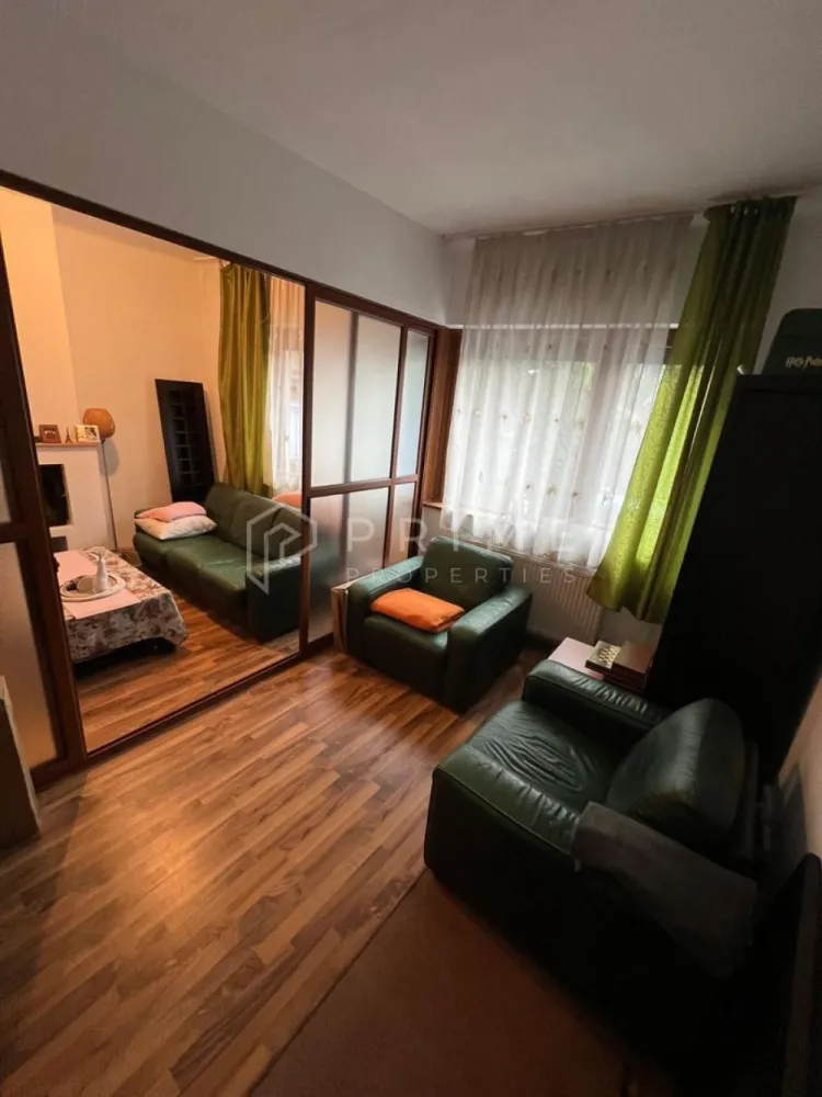 Casă în Zonă Ultracentrală – Proximitate Papiu și Cetatea Medievală - Vă propunem spre achiziție o proprietate deosebită, situată într-una dintre cele mai exclusiviste și căutate zone ale orașului Târgu Mureș. Poziționată în imediata apropiere a Colegiului Național „Alexandru Papiu Ilarian” și a Cetății Medievale, această locuință oferă un echilibru perfect între istorie, prestigiu și accesibilitate, fiind o oportunitate rară pe piața imobiliară locală.

Detalii tehnice și compartimentare:

Structură: 4 camere spațioase și luminoase.

Confort sanitar: 2 băi.

Suprafață utila: 160 mp.

Teren: 365 mp, oferind o curte proprie generoasă, ideală pentru amenajarea unei grădini urbane sau a unei zone de relaxare.

Potențial de dezvoltare: Mansardă cu o suprafață mare, ce poate fi complet amenajată și personalizată conform nevoilor dumneavoastră.

Puncte forte și beneficii:

Locație premium: O zonă selectă și liniștită, unde proprietățile devin disponibile spre vânzare foarte rar.

Versatilitate: Datorită amplasării și structurii, casa este pretabilă pentru diverse destinații: reședință de familie, sediu de birouri, cabinete medicale sau investiție pentru închiriere.

Construcție solidă: Imobilul oferă o bază excelentă pentru modernizare și extindere, permițând creșterea valorii investiției.

Localizare și accesibilitate:
Proprietatea se află în inima orașului, asigurând un stil de viață dinamic și comod, cu acces pietonal rapid către:

Centrul civic și principalele instituții publice.

Cele mai prestigioase unități de învățământ din oraș.

Restaurante, cafenele și zona istorică a Cetății Medievale.

Dacă sunteți în căutarea unei proprietăți cu potențial uriaș în cea mai bună zonă din Târgu Mureș, această casă reprezintă alegerea ideală atât pentru locuit, cât și pentru o investiție imobiliară pe termen lung.

Promisiunea Prime Properties:
Vă oferim siguranță, transparență și servicii impecabile pe tot parcursul drumului către casa ideală. Dacă această proprietate nu corespunde nevoilor dumneavoastră, lăsați-ne să găsim alternativa potrivită stilului dumneavoastră de viață.

Pentru informații suplimentare și programarea unei vizionări, vă rugăm să ne contactați.