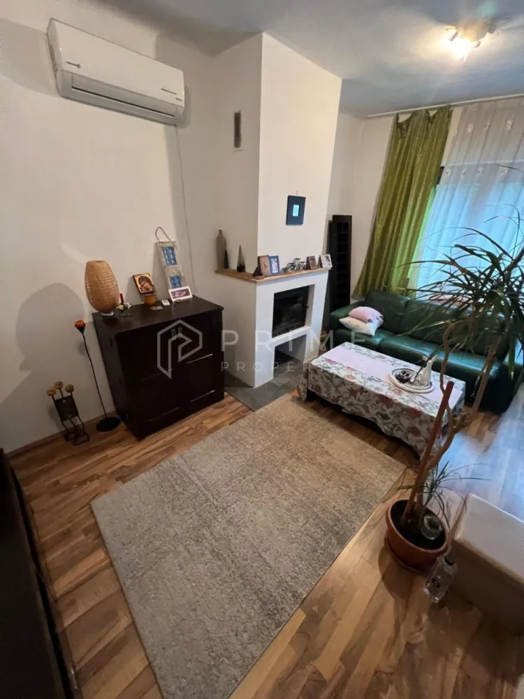 Casă în Zonă Ultracentrală – Proximitate Papiu și Cetatea Medievală - Vă propunem spre achiziție o proprietate deosebită, situată într-una dintre cele mai exclusiviste și căutate zone ale orașului Târgu Mureș. Poziționată în imediata apropiere a Colegiului Național „Alexandru Papiu Ilarian” și a Cetății Medievale, această locuință oferă un echilibru perfect între istorie, prestigiu și accesibilitate, fiind o oportunitate rară pe piața imobiliară locală.

Detalii tehnice și compartimentare:

Structură: 4 camere spațioase și luminoase.

Confort sanitar: 2 băi.

Suprafață utila: 160 mp.

Teren: 365 mp, oferind o curte proprie generoasă, ideală pentru amenajarea unei grădini urbane sau a unei zone de relaxare.

Potențial de dezvoltare: Mansardă cu o suprafață mare, ce poate fi complet amenajată și personalizată conform nevoilor dumneavoastră.

Puncte forte și beneficii:

Locație premium: O zonă selectă și liniștită, unde proprietățile devin disponibile spre vânzare foarte rar.

Versatilitate: Datorită amplasării și structurii, casa este pretabilă pentru diverse destinații: reședință de familie, sediu de birouri, cabinete medicale sau investiție pentru închiriere.

Construcție solidă: Imobilul oferă o bază excelentă pentru modernizare și extindere, permițând creșterea valorii investiției.

Localizare și accesibilitate:
Proprietatea se află în inima orașului, asigurând un stil de viață dinamic și comod, cu acces pietonal rapid către:

Centrul civic și principalele instituții publice.

Cele mai prestigioase unități de învățământ din oraș.

Restaurante, cafenele și zona istorică a Cetății Medievale.

Dacă sunteți în căutarea unei proprietăți cu potențial uriaș în cea mai bună zonă din Târgu Mureș, această casă reprezintă alegerea ideală atât pentru locuit, cât și pentru o investiție imobiliară pe termen lung.

Promisiunea Prime Properties:
Vă oferim siguranță, transparență și servicii impecabile pe tot parcursul drumului către casa ideală. Dacă această proprietate nu corespunde nevoilor dumneavoastră, lăsați-ne să găsim alternativa potrivită stilului dumneavoastră de viață.

Pentru informații suplimentare și programarea unei vizionări, vă rugăm să ne contactați.