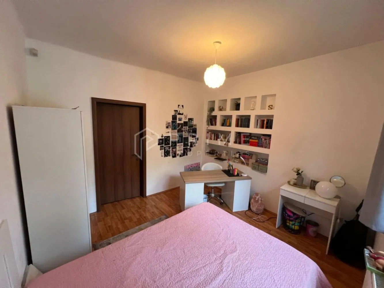 Casă în Zonă Ultracentrală – Proximitate Papiu și Cetatea Medievală - Vă propunem spre achiziție o proprietate deosebită, situată într-una dintre cele mai exclusiviste și căutate zone ale orașului Târgu Mureș. Poziționată în imediata apropiere a Colegiului Național „Alexandru Papiu Ilarian” și a Cetății Medievale, această locuință oferă un echilibru perfect între istorie, prestigiu și accesibilitate, fiind o oportunitate rară pe piața imobiliară locală.

Detalii tehnice și compartimentare:

Structură: 4 camere spațioase și luminoase.

Confort sanitar: 2 băi.

Suprafață utila: 160 mp.

Teren: 365 mp, oferind o curte proprie generoasă, ideală pentru amenajarea unei grădini urbane sau a unei zone de relaxare.

Potențial de dezvoltare: Mansardă cu o suprafață mare, ce poate fi complet amenajată și personalizată conform nevoilor dumneavoastră.

Puncte forte și beneficii:

Locație premium: O zonă selectă și liniștită, unde proprietățile devin disponibile spre vânzare foarte rar.

Versatilitate: Datorită amplasării și structurii, casa este pretabilă pentru diverse destinații: reședință de familie, sediu de birouri, cabinete medicale sau investiție pentru închiriere.

Construcție solidă: Imobilul oferă o bază excelentă pentru modernizare și extindere, permițând creșterea valorii investiției.

Localizare și accesibilitate:
Proprietatea se află în inima orașului, asigurând un stil de viață dinamic și comod, cu acces pietonal rapid către:

Centrul civic și principalele instituții publice.

Cele mai prestigioase unități de învățământ din oraș.

Restaurante, cafenele și zona istorică a Cetății Medievale.

Dacă sunteți în căutarea unei proprietăți cu potențial uriaș în cea mai bună zonă din Târgu Mureș, această casă reprezintă alegerea ideală atât pentru locuit, cât și pentru o investiție imobiliară pe termen lung.

Promisiunea Prime Properties:
Vă oferim siguranță, transparență și servicii impecabile pe tot parcursul drumului către casa ideală. Dacă această proprietate nu corespunde nevoilor dumneavoastră, lăsați-ne să găsim alternativa potrivită stilului dumneavoastră de viață.

Pentru informații suplimentare și programarea unei vizionări, vă rugăm să ne contactați.