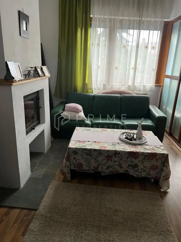 Casă în Zonă Ultracentrală – Proximitate Papiu și Cetatea Medievală - Vă propunem spre achiziție o proprietate deosebită, situată într-una dintre cele mai exclusiviste și căutate zone ale orașului Târgu Mureș. Poziționată în imediata apropiere a Colegiului Național „Alexandru Papiu Ilarian” și a Cetății Medievale, această locuință oferă un echilibru perfect între istorie, prestigiu și accesibilitate, fiind o oportunitate rară pe piața imobiliară locală.

Detalii tehnice și compartimentare:

Structură: 4 camere spațioase și luminoase.

Confort sanitar: 2 băi.

Suprafață utila: 160 mp.

Teren: 365 mp, oferind o curte proprie generoasă, ideală pentru amenajarea unei grădini urbane sau a unei zone de relaxare.

Potențial de dezvoltare: Mansardă cu o suprafață mare, ce poate fi complet amenajată și personalizată conform nevoilor dumneavoastră.

Puncte forte și beneficii:

Locație premium: O zonă selectă și liniștită, unde proprietățile devin disponibile spre vânzare foarte rar.

Versatilitate: Datorită amplasării și structurii, casa este pretabilă pentru diverse destinații: reședință de familie, sediu de birouri, cabinete medicale sau investiție pentru închiriere.

Construcție solidă: Imobilul oferă o bază excelentă pentru modernizare și extindere, permițând creșterea valorii investiției.

Localizare și accesibilitate:
Proprietatea se află în inima orașului, asigurând un stil de viață dinamic și comod, cu acces pietonal rapid către:

Centrul civic și principalele instituții publice.

Cele mai prestigioase unități de învățământ din oraș.

Restaurante, cafenele și zona istorică a Cetății Medievale.

Dacă sunteți în căutarea unei proprietăți cu potențial uriaș în cea mai bună zonă din Târgu Mureș, această casă reprezintă alegerea ideală atât pentru locuit, cât și pentru o investiție imobiliară pe termen lung.

Promisiunea Prime Properties:
Vă oferim siguranță, transparență și servicii impecabile pe tot parcursul drumului către casa ideală. Dacă această proprietate nu corespunde nevoilor dumneavoastră, lăsați-ne să găsim alternativa potrivită stilului dumneavoastră de viață.

Pentru informații suplimentare și programarea unei vizionări, vă rugăm să ne contactați.