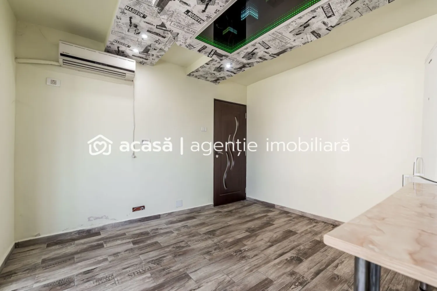 Ap 2 camere decomandat, renovat, 2 balcoane. Cartier Alfa Arad - Cum ar fi să vă mutați într-o locuință în care nu trebuie să renovați nimic și în care fiecare lucru important este la câteva minute de casă?

Acest apartament cu 2 camere decomandate, situat în cartierul Alfa, oferă exact ceea ce caută multe familii tinere: spațiu bine organizat, confort și o locație care vă simplifică viața de zi cu zi.

Situat la etajul 3 din 4, apartamentul a fost renovat complet și este parțial mobilat, astfel încât vă puteți concentra pe amenajarea noului vostru cămin, nu pe șantiere și cheltuieli neprevăzute.
Cele două balcoane aduc lumină naturală și spațiu suplimentar pentru relaxare, iar baia cu geam asigură aerisire naturală.

Compartimentare:
Living luminos
Dormitor spațios
Bucătărie separată
Baie cu geam
2 balcoane

Confort:
Centrală termică proprie pe gaz
Încălzire prin calorifere
Apartament renovat complet
Compartimentare decomandată
Vedere către zonă verde și către stradă

Un cartier care vă oferă timp pentru familie
Alfa este cel mai apropiat cartier de blocuri față de centrul Aradului, fiind apreciat pentru accesul rapid către oraș și numeroasele facilități din apropiere.
La câteva minute de casă găsiți:
magazine alimentare;
farmacii;
transport în comun;
școli și grădinițe;
biserică;
zona de agrement perfectă pentru plimbări, sport și timp petrecut împreună.

Dacă sunteți în căutarea unei locuințe în care să începeți următorul capitol al vieții voastre, acest apartament merită văzut.
📞 Andrei Caracioni – Acasă Arad Imobiliare telefon: 0757 662 907

Cod proprietate: CP3038813