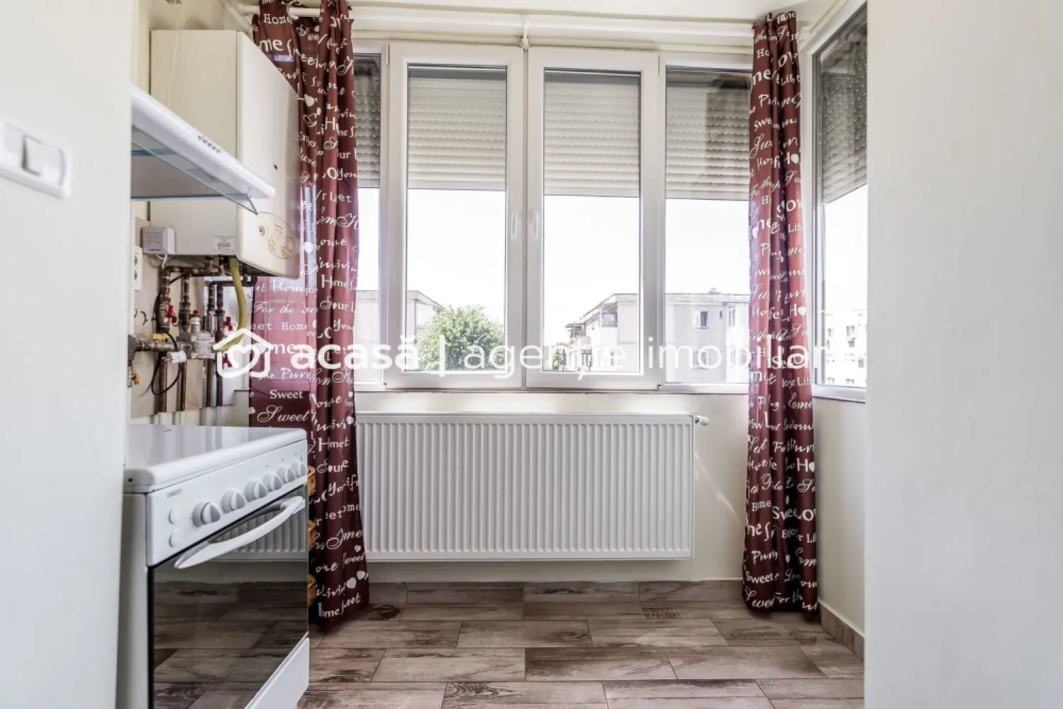 Ap 2 camere decomandat, renovat, 2 balcoane. Cartier Alfa Arad