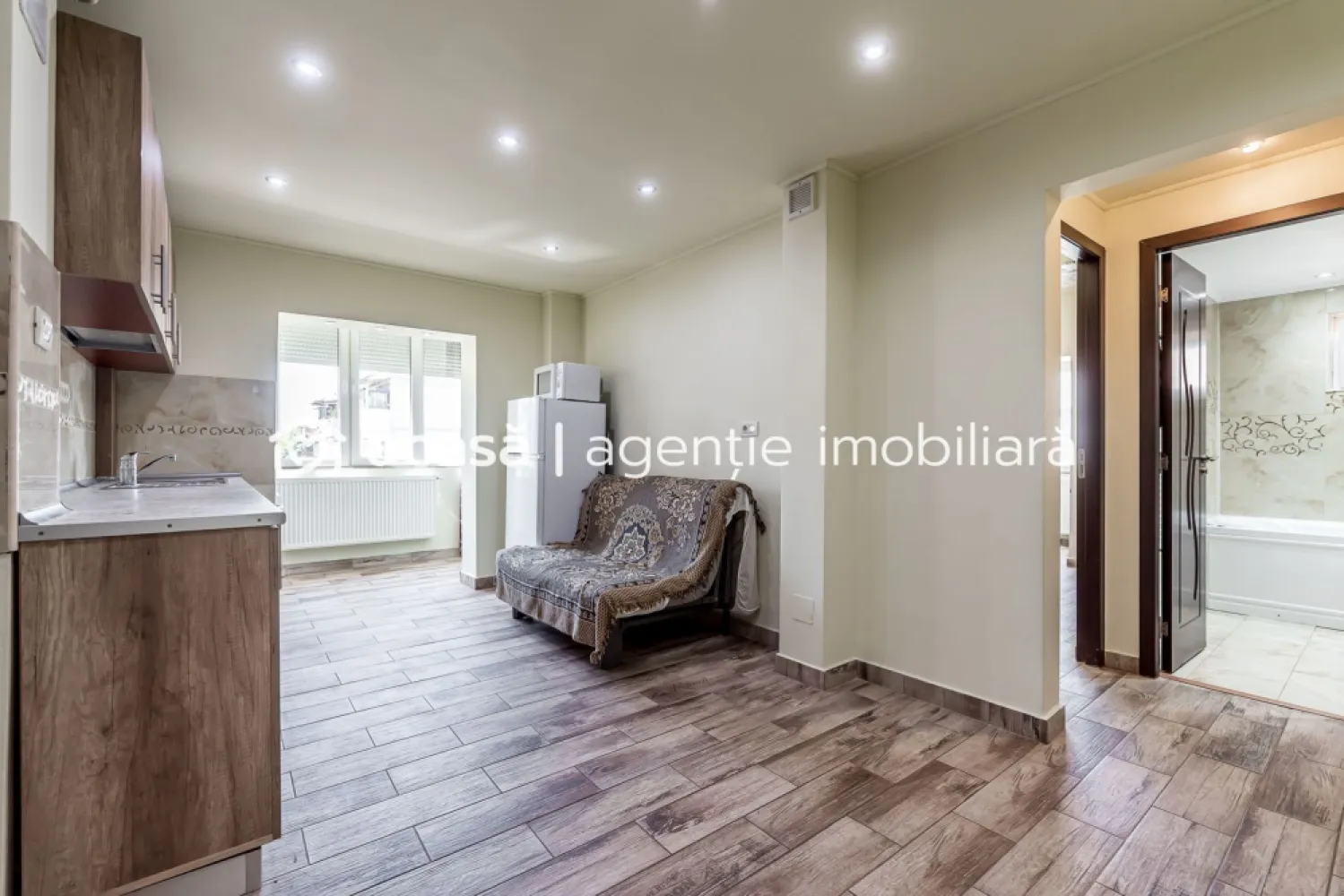 Ap 2 camere decomandat, renovat, 2 balcoane. Cartier Alfa Arad