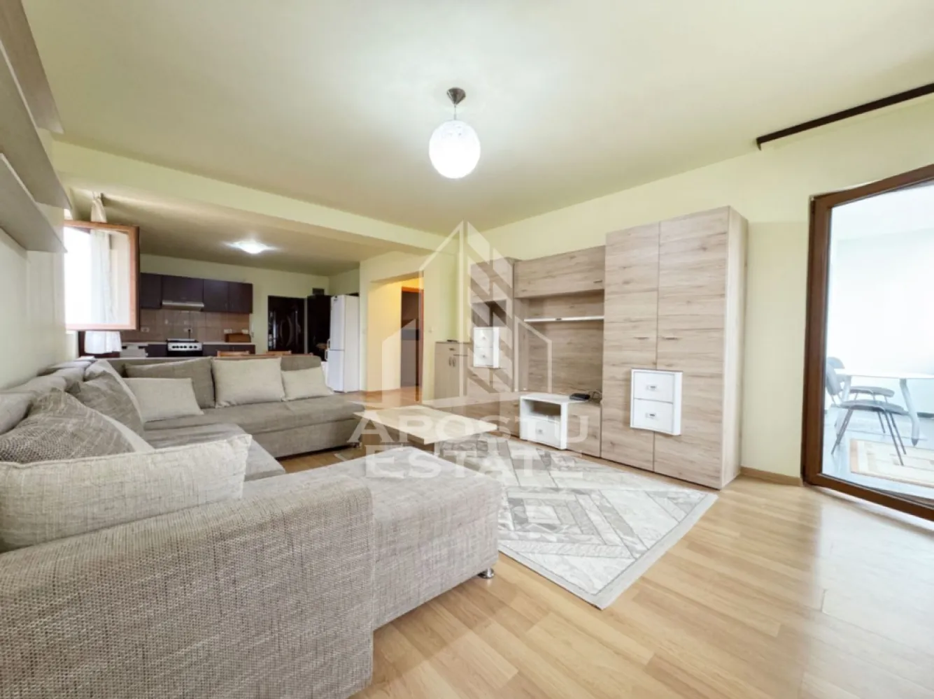 Apartament de vanzare 3 camere, 71mp utili + 7mp balcon -Giroc - APOSTU ESTATE va propune spre vanzare un penthouse dispus pe 2 niveluri cu 3 camere si 2 bai, situat in Giroc, la asfalt.
Drumul de acces spre imobil este asfaltat. In apropiere sunt magazine si supermarket-uri precum: Profi, Lidl, magazin alimentar, scoala si gradinita la o distanta de 5 minute, acces facil la mijloace de transport in comun.

Imobilul este situat la etajul 1/3 .

Suprafata este de 71 mp utili + 7 mp balcon.

Compartimentare:

- hol acces
- living cu bucatarie.
- dormitor.
- baie cu geam si cada.
- dormitor.
- baie de servici.
- balcon inchis.

Detalii tehnice:
- constructie realizata in anul 2012 din caramida Porotherm.
- exterior izolat cu polistiren de 10 cm eps 80.
- geamuri tripan cu 3 sticle pentru izolare fonica si termica superioara, foarte mari si luminoase dotate cu site, modele actuale.
- centrala proprie pe gaz, incalzire prin calorifere.
- usa acces securizata, usi interioare.
- loc de parcare in CF.

Utilitati complete: curent, apa de la retea, canalizare, gaz, internet prin fibra optica, cablu Tv.

Pret : 140.000 Euro negociabil
Pentru mai multe detalii nu ezitati sa ne contactati!

Acceptam orice fel de credit bancar. Oferim consultanta si solutii financiare prin colaboratorii nostri pentru a obtine cel mai avantajos credit Ipotecar sau Noua Casa.

Va asteptam cu drag la o vizionare chiar astazi!
CP 3117751