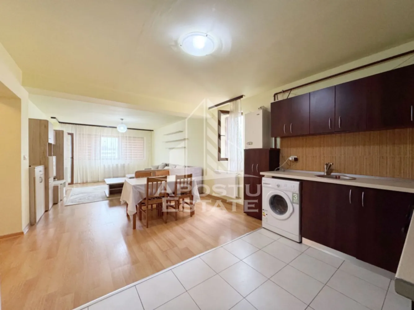 Apartament de vanzare 3 camere, 71mp utili + 7mp balcon -Giroc - APOSTU ESTATE va propune spre vanzare un penthouse dispus pe 2 niveluri cu 3 camere si 2 bai, situat in Giroc, la asfalt.
Drumul de acces spre imobil este asfaltat. In apropiere sunt magazine si supermarket-uri precum: Profi, Lidl, magazin alimentar, scoala si gradinita la o distanta de 5 minute, acces facil la mijloace de transport in comun.

Imobilul este situat la etajul 1/3 .

Suprafata este de 71 mp utili + 7 mp balcon.

Compartimentare:

- hol acces
- living cu bucatarie.
- dormitor.
- baie cu geam si cada.
- dormitor.
- baie de servici.
- balcon inchis.

Detalii tehnice:
- constructie realizata in anul 2012 din caramida Porotherm.
- exterior izolat cu polistiren de 10 cm eps 80.
- geamuri tripan cu 3 sticle pentru izolare fonica si termica superioara, foarte mari si luminoase dotate cu site, modele actuale.
- centrala proprie pe gaz, incalzire prin calorifere.
- usa acces securizata, usi interioare.
- loc de parcare in CF.

Utilitati complete: curent, apa de la retea, canalizare, gaz, internet prin fibra optica, cablu Tv.

Pret : 140.000 Euro negociabil
Pentru mai multe detalii nu ezitati sa ne contactati!

Acceptam orice fel de credit bancar. Oferim consultanta si solutii financiare prin colaboratorii nostri pentru a obtine cel mai avantajos credit Ipotecar sau Noua Casa.

Va asteptam cu drag la o vizionare chiar astazi!
CP 3117751