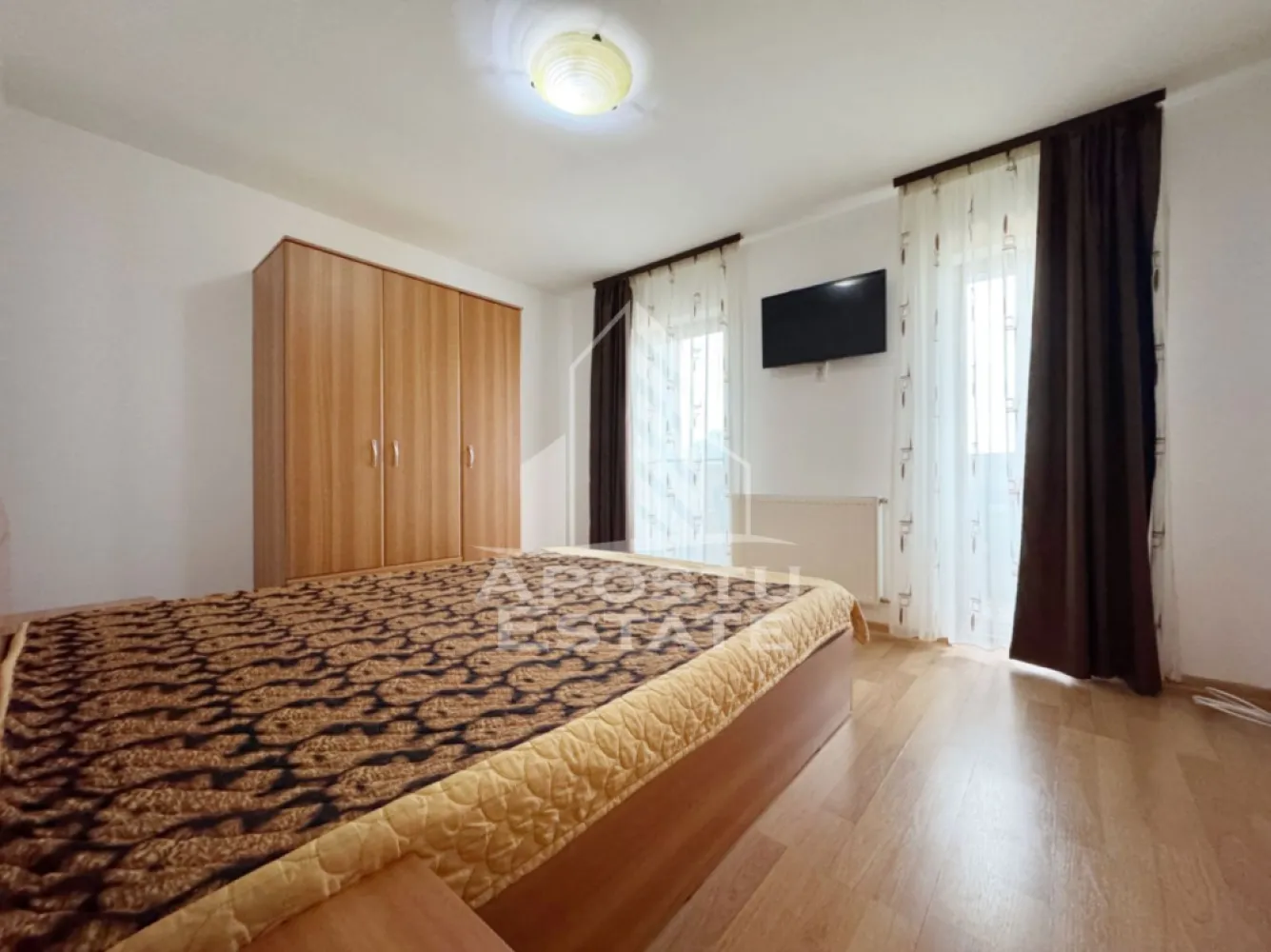 Apartament de vanzare 3 camere, 71mp utili + 7mp balcon -Giroc - APOSTU ESTATE va propune spre vanzare un penthouse dispus pe 2 niveluri cu 3 camere si 2 bai, situat in Giroc, la asfalt.
Drumul de acces spre imobil este asfaltat. In apropiere sunt magazine si supermarket-uri precum: Profi, Lidl, magazin alimentar, scoala si gradinita la o distanta de 5 minute, acces facil la mijloace de transport in comun.

Imobilul este situat la etajul 1/3 .

Suprafata este de 71 mp utili + 7 mp balcon.

Compartimentare:

- hol acces
- living cu bucatarie.
- dormitor.
- baie cu geam si cada.
- dormitor.
- baie de servici.
- balcon inchis.

Detalii tehnice:
- constructie realizata in anul 2012 din caramida Porotherm.
- exterior izolat cu polistiren de 10 cm eps 80.
- geamuri tripan cu 3 sticle pentru izolare fonica si termica superioara, foarte mari si luminoase dotate cu site, modele actuale.
- centrala proprie pe gaz, incalzire prin calorifere.
- usa acces securizata, usi interioare.
- loc de parcare in CF.

Utilitati complete: curent, apa de la retea, canalizare, gaz, internet prin fibra optica, cablu Tv.

Pret : 140.000 Euro negociabil
Pentru mai multe detalii nu ezitati sa ne contactati!

Acceptam orice fel de credit bancar. Oferim consultanta si solutii financiare prin colaboratorii nostri pentru a obtine cel mai avantajos credit Ipotecar sau Noua Casa.

Va asteptam cu drag la o vizionare chiar astazi!
CP 3117751