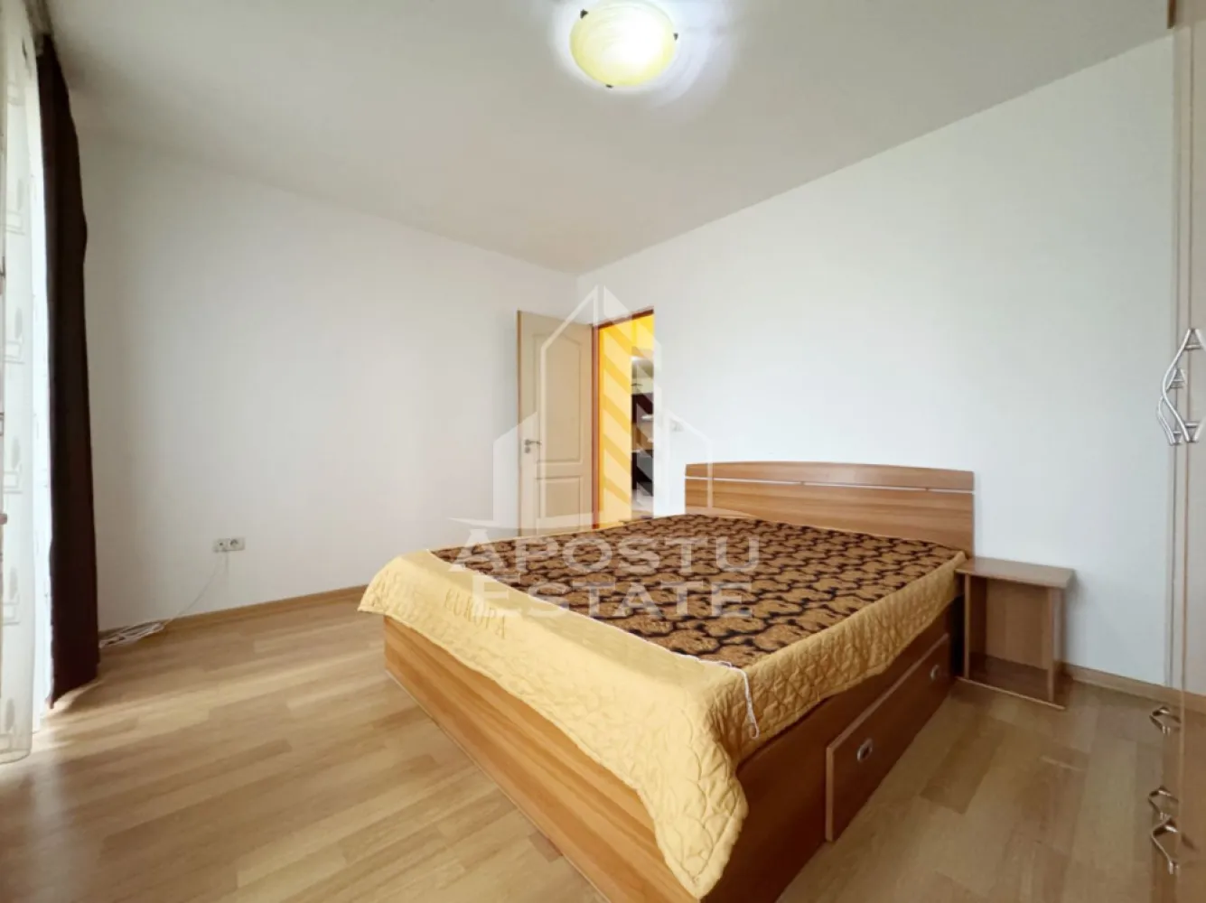 Apartament de vanzare 3 camere, 71mp utili + 7mp balcon -Giroc - APOSTU ESTATE va propune spre vanzare un penthouse dispus pe 2 niveluri cu 3 camere si 2 bai, situat in Giroc, la asfalt.
Drumul de acces spre imobil este asfaltat. In apropiere sunt magazine si supermarket-uri precum: Profi, Lidl, magazin alimentar, scoala si gradinita la o distanta de 5 minute, acces facil la mijloace de transport in comun.

Imobilul este situat la etajul 1/3 .

Suprafata este de 71 mp utili + 7 mp balcon.

Compartimentare:

- hol acces
- living cu bucatarie.
- dormitor.
- baie cu geam si cada.
- dormitor.
- baie de servici.
- balcon inchis.

Detalii tehnice:
- constructie realizata in anul 2012 din caramida Porotherm.
- exterior izolat cu polistiren de 10 cm eps 80.
- geamuri tripan cu 3 sticle pentru izolare fonica si termica superioara, foarte mari si luminoase dotate cu site, modele actuale.
- centrala proprie pe gaz, incalzire prin calorifere.
- usa acces securizata, usi interioare.
- loc de parcare in CF.

Utilitati complete: curent, apa de la retea, canalizare, gaz, internet prin fibra optica, cablu Tv.

Pret : 140.000 Euro negociabil
Pentru mai multe detalii nu ezitati sa ne contactati!

Acceptam orice fel de credit bancar. Oferim consultanta si solutii financiare prin colaboratorii nostri pentru a obtine cel mai avantajos credit Ipotecar sau Noua Casa.

Va asteptam cu drag la o vizionare chiar astazi!
CP 3117751