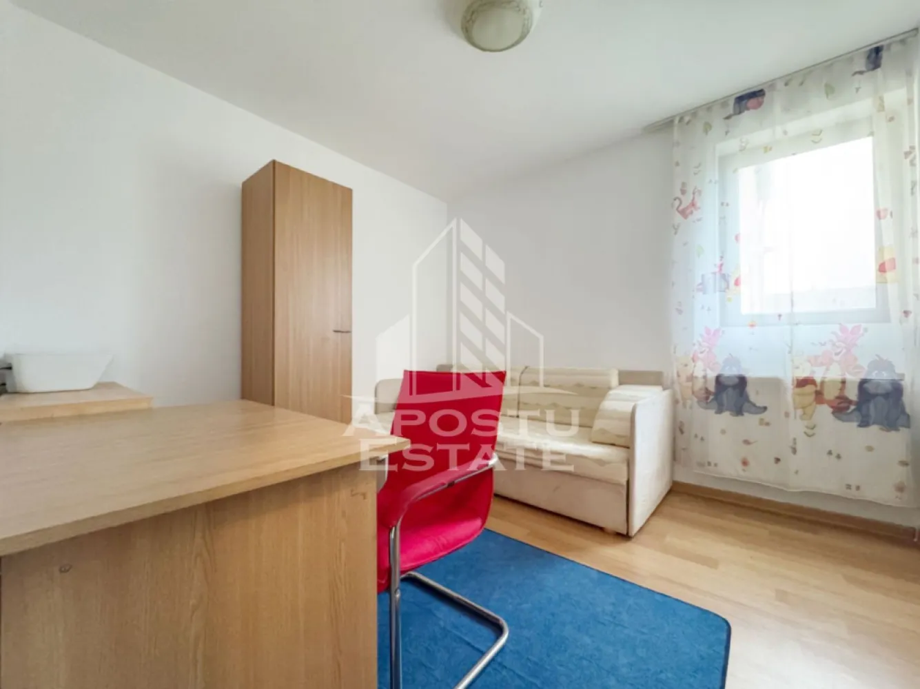 Apartament de vanzare 3 camere, 71mp utili + 7mp balcon -Giroc - APOSTU ESTATE va propune spre vanzare un penthouse dispus pe 2 niveluri cu 3 camere si 2 bai, situat in Giroc, la asfalt.
Drumul de acces spre imobil este asfaltat. In apropiere sunt magazine si supermarket-uri precum: Profi, Lidl, magazin alimentar, scoala si gradinita la o distanta de 5 minute, acces facil la mijloace de transport in comun.

Imobilul este situat la etajul 1/3 .

Suprafata este de 71 mp utili + 7 mp balcon.

Compartimentare:

- hol acces
- living cu bucatarie.
- dormitor.
- baie cu geam si cada.
- dormitor.
- baie de servici.
- balcon inchis.

Detalii tehnice:
- constructie realizata in anul 2012 din caramida Porotherm.
- exterior izolat cu polistiren de 10 cm eps 80.
- geamuri tripan cu 3 sticle pentru izolare fonica si termica superioara, foarte mari si luminoase dotate cu site, modele actuale.
- centrala proprie pe gaz, incalzire prin calorifere.
- usa acces securizata, usi interioare.
- loc de parcare in CF.

Utilitati complete: curent, apa de la retea, canalizare, gaz, internet prin fibra optica, cablu Tv.

Pret : 140.000 Euro negociabil
Pentru mai multe detalii nu ezitati sa ne contactati!

Acceptam orice fel de credit bancar. Oferim consultanta si solutii financiare prin colaboratorii nostri pentru a obtine cel mai avantajos credit Ipotecar sau Noua Casa.

Va asteptam cu drag la o vizionare chiar astazi!
CP 3117751