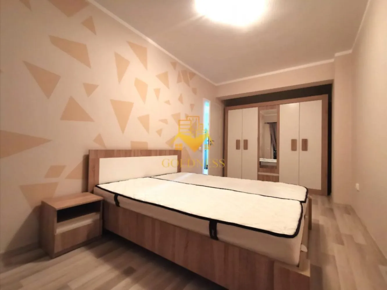 3 camere, modern, parcare, bloc nou, Marasti zona Fabricii, Clujana - Disponibil din 15 Septembrie!
GOLDNESS Imobiliare vă propune spre închiriere un apartament cu 3 camere complet mobilat și utilat, la etajul 8 într-un imobil de 9 etaje, în cartierul Marasti. 

Apartamentul este compartimentat astfel:
 - dormitor cu pat matrimonial, dulap pentru haine, noptiere

 - dormitor cu pat matrimonial, dressing, noptiere

 - living cu bucatarie open-space complet utilată, canapea extensibilă, loc de servit masa 

 - baie cu cada, calorifer port prosop inox și dulap pentru depozitare.

 - baie de serviciu

 - terasa de 10 mp.

Imobilul este dotat cu toate cele necesare- centrală proprie, mașină de spălat haine, frigider, plită electrică, hotă, etc. 

Se află în apropierea stațiilor de transport în comun, magazine, restaurante, spații verzi, farmacii, etc. 

Se poate inchiria parcare cu 50e !

Dacă sunteți interesați de acest apartament și doriți să îl vizionați, dar și pentru alte oferte sau detalii nu ezitați să ne contactați telefonic sau prin e-mail. Vă stăm la dispoziție!

Pentru intermediere se percepe un comision de 50% din prețul chiriei!