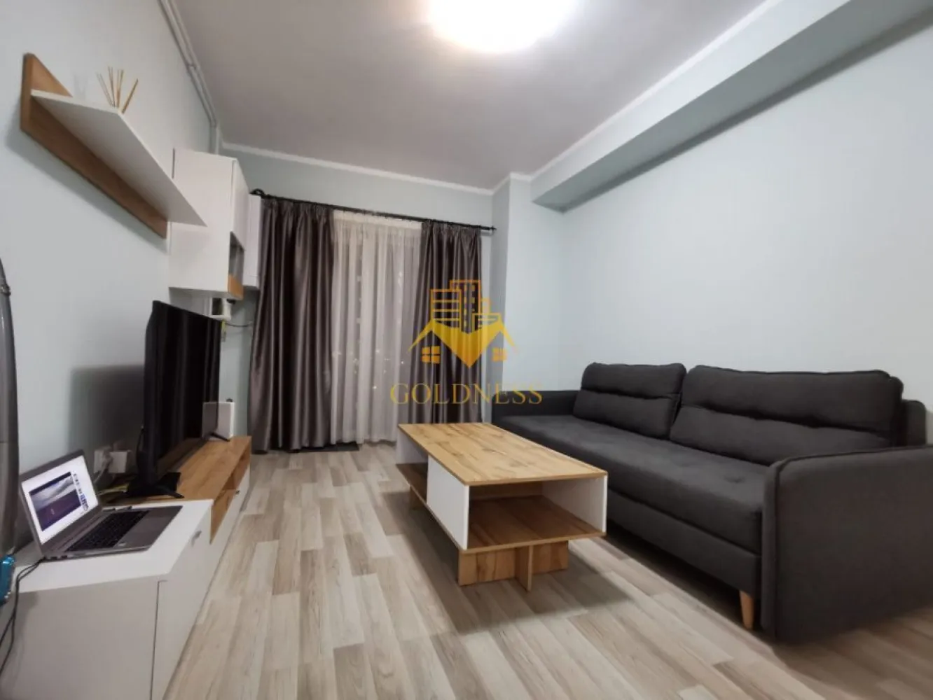 3 camere, modern, parcare, bloc nou, Marasti zona Fabricii, Clujana - Disponibil din 15 Septembrie!
GOLDNESS Imobiliare vă propune spre închiriere un apartament cu 3 camere complet mobilat și utilat, la etajul 8 într-un imobil de 9 etaje, în cartierul Marasti. 

Apartamentul este compartimentat astfel:
 - dormitor cu pat matrimonial, dulap pentru haine, noptiere

 - dormitor cu pat matrimonial, dressing, noptiere

 - living cu bucatarie open-space complet utilată, canapea extensibilă, loc de servit masa 

 - baie cu cada, calorifer port prosop inox și dulap pentru depozitare.

 - baie de serviciu

 - terasa de 10 mp.

Imobilul este dotat cu toate cele necesare- centrală proprie, mașină de spălat haine, frigider, plită electrică, hotă, etc. 

Se află în apropierea stațiilor de transport în comun, magazine, restaurante, spații verzi, farmacii, etc. 

Se poate inchiria parcare cu 50e !

Dacă sunteți interesați de acest apartament și doriți să îl vizionați, dar și pentru alte oferte sau detalii nu ezitați să ne contactați telefonic sau prin e-mail. Vă stăm la dispoziție!

Pentru intermediere se percepe un comision de 50% din prețul chiriei!