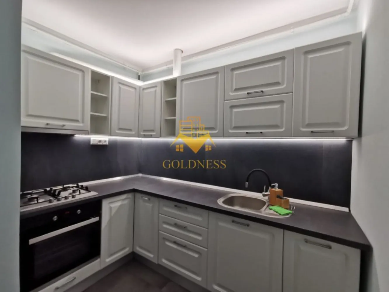 3 camere, modern, parcare, bloc nou, Marasti zona Fabricii, Clujana - Disponibil din 15 Septembrie!
GOLDNESS Imobiliare vă propune spre închiriere un apartament cu 3 camere complet mobilat și utilat, la etajul 8 într-un imobil de 9 etaje, în cartierul Marasti. 

Apartamentul este compartimentat astfel:
 - dormitor cu pat matrimonial, dulap pentru haine, noptiere

 - dormitor cu pat matrimonial, dressing, noptiere

 - living cu bucatarie open-space complet utilată, canapea extensibilă, loc de servit masa 

 - baie cu cada, calorifer port prosop inox și dulap pentru depozitare.

 - baie de serviciu

 - terasa de 10 mp.

Imobilul este dotat cu toate cele necesare- centrală proprie, mașină de spălat haine, frigider, plită electrică, hotă, etc. 

Se află în apropierea stațiilor de transport în comun, magazine, restaurante, spații verzi, farmacii, etc. 

Se poate inchiria parcare cu 50e !

Dacă sunteți interesați de acest apartament și doriți să îl vizionați, dar și pentru alte oferte sau detalii nu ezitați să ne contactați telefonic sau prin e-mail. Vă stăm la dispoziție!

Pentru intermediere se percepe un comision de 50% din prețul chiriei!