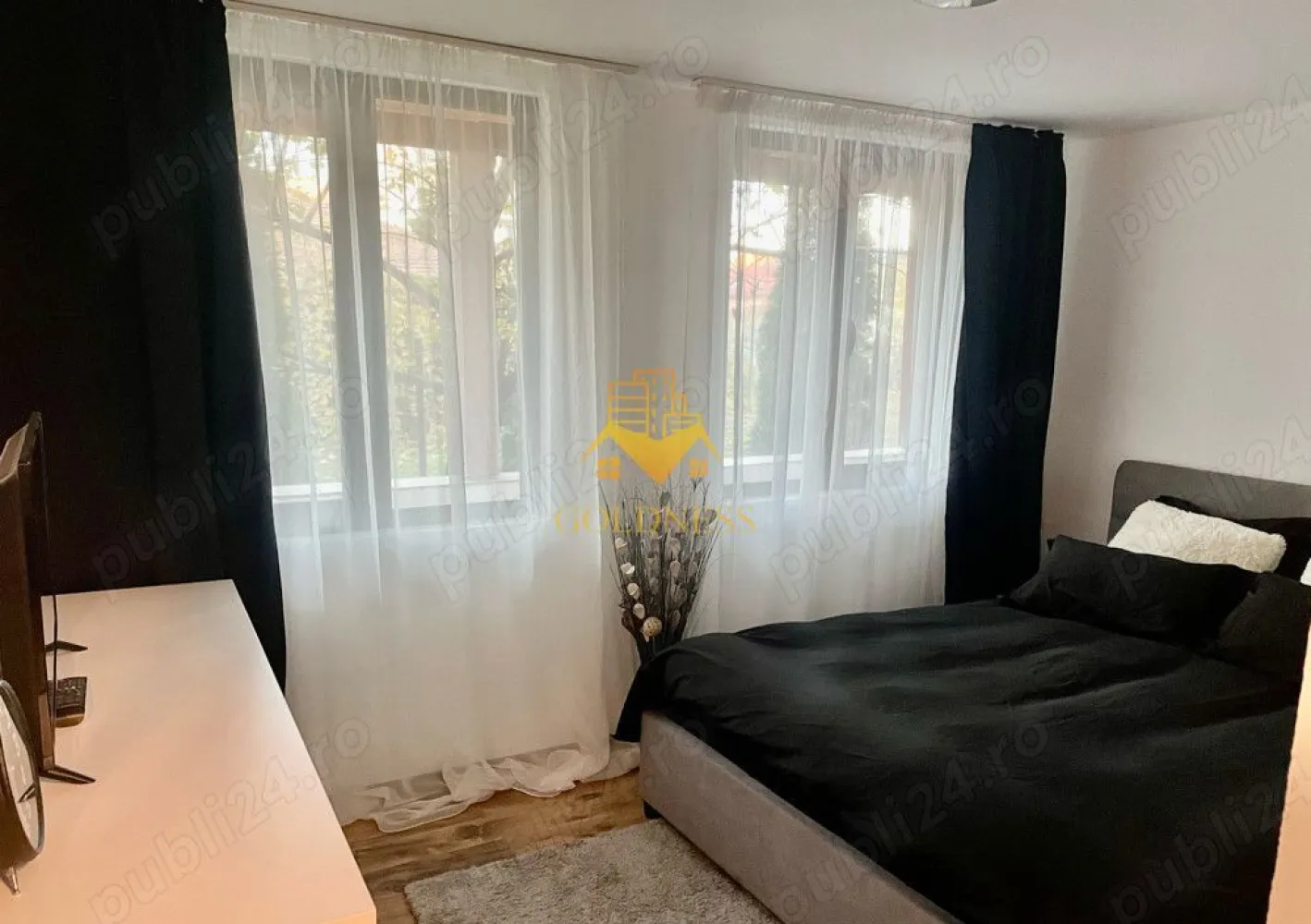 2 camere, decomandate, bloc nou, Marasti zona Piata Marasti,The Office - GOLDNESS Imobiliare vă propune spre închiriere un apartament cu 2 camere complet mobilat și utilat, la etajul 2 într-un imobil de 4 etaje, în Cartierul Marasti.
Dispune de loc de parcare!
Se află în apropierea stațiilor de transport în comun, magazine, restaurante, spații verzi, farmacii, etc. 

Apartamentul este compartimentat astfel:
 - dormitor cu pat matrimonial, dressing, noptiere
 - livingcu canapea extensibila, spatiu pentru depozitare
 - bucatarie complet mobilata, utilata, loc de luat masa
 - baie cu cabina de dus, calorifer port prosop și dulap pentru depozitare.
 - balcon de 5 mp

Imobilul este dotat cu toate cele necesare- centrală proprie, frigider, aragaz, hotă, mașină de spălat haine, etc. 

Dacă sunteți interesați de acest apartament și doriți să îl vizionați, dar și pentru alte oferte nu ezitați să ne contactați telefonic sau prin e-mail. Vă stăm la dispoziție!
Pentru intermediere se percepe un comision de 50% din prețul chiriei!