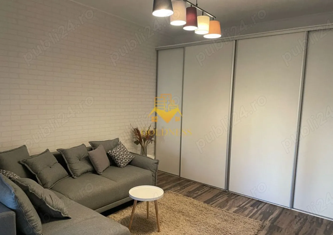 2 camere, decomandate, bloc nou, Marasti zona Piata Marasti,The Office - GOLDNESS Imobiliare vă propune spre închiriere un apartament cu 2 camere complet mobilat și utilat, la etajul 2 într-un imobil de 4 etaje, în Cartierul Marasti.
Dispune de loc de parcare!
Se află în apropierea stațiilor de transport în comun, magazine, restaurante, spații verzi, farmacii, etc. 

Apartamentul este compartimentat astfel:
 - dormitor cu pat matrimonial, dressing, noptiere
 - livingcu canapea extensibila, spatiu pentru depozitare
 - bucatarie complet mobilata, utilata, loc de luat masa
 - baie cu cabina de dus, calorifer port prosop și dulap pentru depozitare.
 - balcon de 5 mp

Imobilul este dotat cu toate cele necesare- centrală proprie, frigider, aragaz, hotă, mașină de spălat haine, etc. 

Dacă sunteți interesați de acest apartament și doriți să îl vizionați, dar și pentru alte oferte nu ezitați să ne contactați telefonic sau prin e-mail. Vă stăm la dispoziție!
Pentru intermediere se percepe un comision de 50% din prețul chiriei!