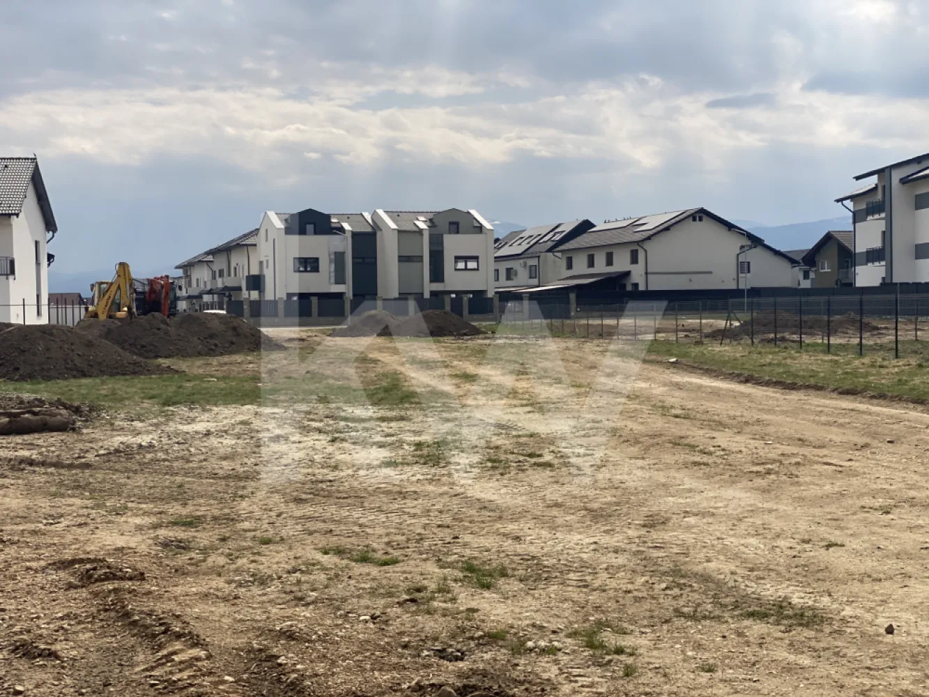 Teren intravilan de vanzare Selimbar - CU 2025 pentru Duplex - CUT 1,4 - Vand teren intravilan in suprafata de 456 mp, situat in comuna Selimbar, zona aflata in plina dezvoltare. Proprietatea dispune de toate actele la zi, fiind intabulata pe persoana juridica, libera de sarcini si pregatita pentru transferul de proprietate.  

Terenul este incadrat ca arabil intravilan si beneficiaza de un Certificat de Urbanism recent, emis in decembrie 2025, pentru construirea a doua locuinte unifamiliale cuplate (duplex). Indicatorii urbanistici permit un regim de inaltime de S+P+1E+M/Er, cu un coeficient de utilizare al terenului (CUT) de 1.4 si un procent de ocupare (POT) de 35%. Utilitatile sunt disponibile prin racordare la reteaua existenta in zona.  
Aceasta proprietate reprezinta o oportunitate atat pentru cei care doresc sa isi construiasca o locuinta individuala, cat si pentru dezvoltatori sau investitori, avand in vedere pozitionarea si reglementarile urbanistice favorabile.

 Pretul si alte detalii suplimentare pot fi discutate telefonic sau in cadrul unei intalniri.