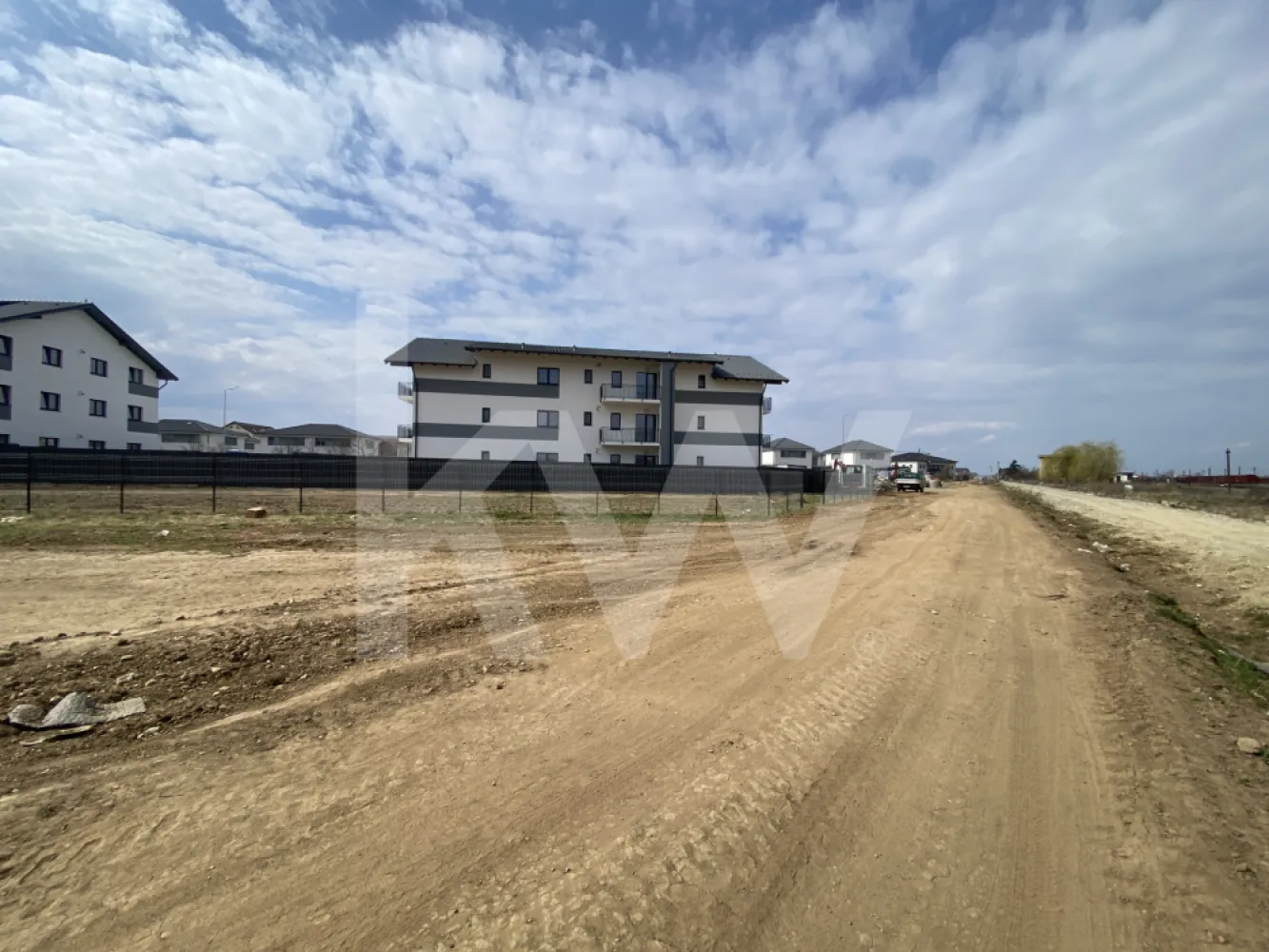 Teren intravilan de vanzare Selimbar - CU 2025 pentru Duplex - CUT 1,4 - Vand teren intravilan in suprafata de 456 mp, situat in comuna Selimbar, zona aflata in plina dezvoltare. Proprietatea dispune de toate actele la zi, fiind intabulata pe persoana juridica, libera de sarcini si pregatita pentru transferul de proprietate.  

Terenul este incadrat ca arabil intravilan si beneficiaza de un Certificat de Urbanism recent, emis in decembrie 2025, pentru construirea a doua locuinte unifamiliale cuplate (duplex). Indicatorii urbanistici permit un regim de inaltime de S+P+1E+M/Er, cu un coeficient de utilizare al terenului (CUT) de 1.4 si un procent de ocupare (POT) de 35%. Utilitatile sunt disponibile prin racordare la reteaua existenta in zona.  
Aceasta proprietate reprezinta o oportunitate atat pentru cei care doresc sa isi construiasca o locuinta individuala, cat si pentru dezvoltatori sau investitori, avand in vedere pozitionarea si reglementarile urbanistice favorabile.

 Pretul si alte detalii suplimentare pot fi discutate telefonic sau in cadrul unei intalniri.
