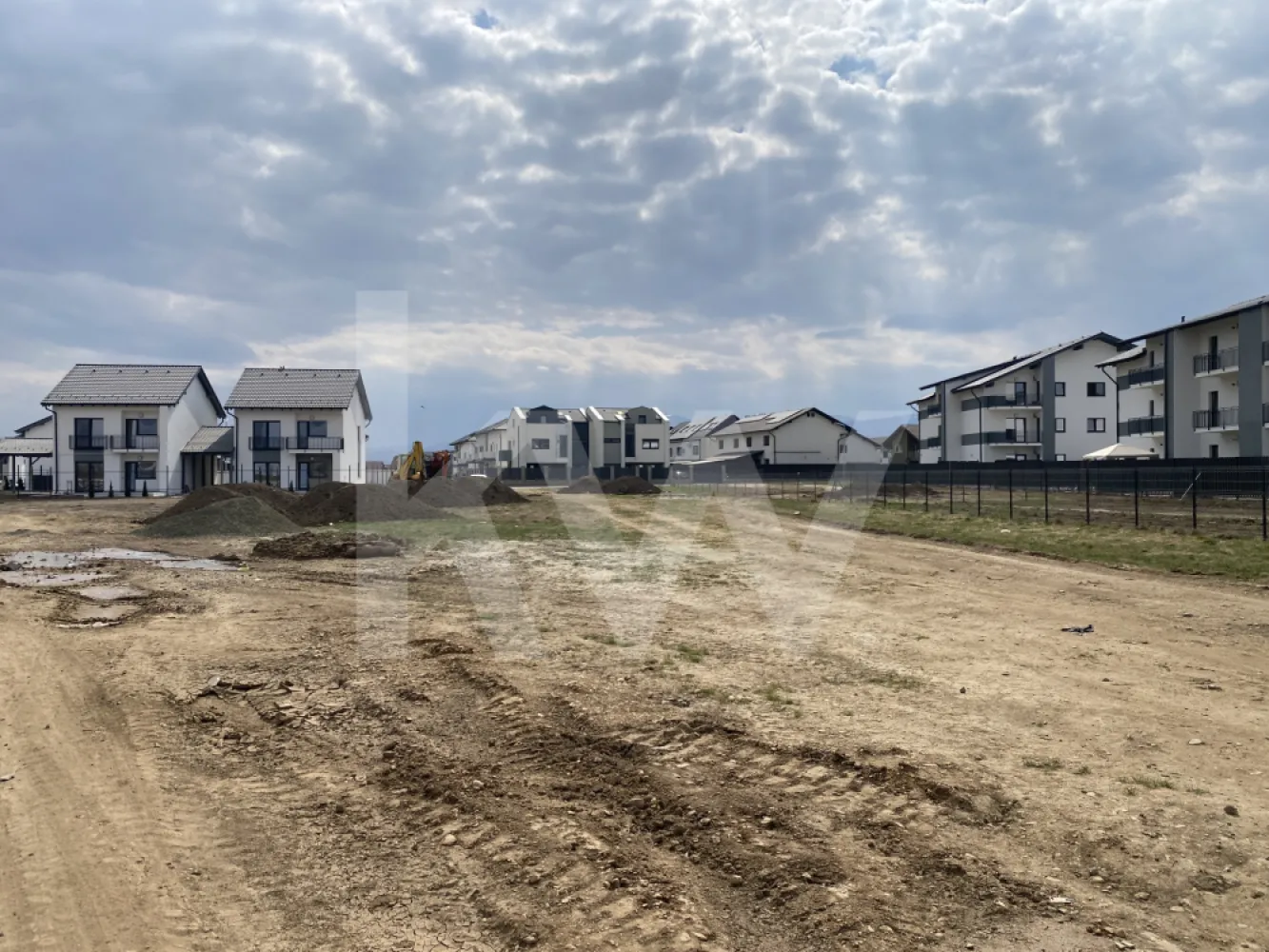 Teren intravilan de vanzare Selimbar - CU 2025 pentru Duplex - CUT 1,4 - Vand teren intravilan in suprafata de 456 mp, situat in comuna Selimbar, zona aflata in plina dezvoltare. Proprietatea dispune de toate actele la zi, fiind intabulata pe persoana juridica, libera de sarcini si pregatita pentru transferul de proprietate.  

Terenul este incadrat ca arabil intravilan si beneficiaza de un Certificat de Urbanism recent, emis in decembrie 2025, pentru construirea a doua locuinte unifamiliale cuplate (duplex). Indicatorii urbanistici permit un regim de inaltime de S+P+1E+M/Er, cu un coeficient de utilizare al terenului (CUT) de 1.4 si un procent de ocupare (POT) de 35%. Utilitatile sunt disponibile prin racordare la reteaua existenta in zona.  
Aceasta proprietate reprezinta o oportunitate atat pentru cei care doresc sa isi construiasca o locuinta individuala, cat si pentru dezvoltatori sau investitori, avand in vedere pozitionarea si reglementarile urbanistice favorabile.

 Pretul si alte detalii suplimentare pot fi discutate telefonic sau in cadrul unei intalniri.