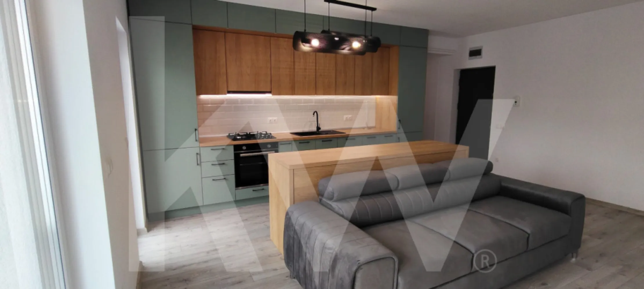 APARTAMENT PREMIUM DE INCHIRIAT in Selimbar - Apartament de închiriat – Șelimbăr, lângă Mall
Vă propunem spre închiriere un apartament modern cu 3 camere, situat într-o zonă foarte căutată din Șelimbăr, în imediata apropiere de Mall și de principalele puncte de interes.
Locuința este complet mobilată și pregătită pentru mutare, oferind un ambient confortabil, practic și bine organizat.
Apartamentul dispune de 2 dormitoare, living luminos, balcon generos de 11 mp, loc de parcare inclus și rulouri electrice, pentru un plus de intimitate și confort.
Poziționarea excelentă îl face ideal pentru cei care își doresc acces rapid către magazine, restaurante, mijloace de transport și oraș, fără să renunțe la liniștea unei locuințe bine alese.
Un apartament elegant, gata să devină „acasă”.
Pentru detalii și vizionare, mă puteți contacta cu încredere.