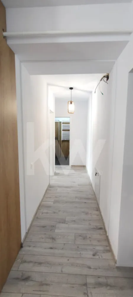 APARTAMENT PREMIUM DE INCHIRIAT in Selimbar - Apartament de închiriat – Șelimbăr, lângă Mall
Vă propunem spre închiriere un apartament modern cu 3 camere, situat într-o zonă foarte căutată din Șelimbăr, în imediata apropiere de Mall și de principalele puncte de interes.
Locuința este complet mobilată și pregătită pentru mutare, oferind un ambient confortabil, practic și bine organizat.
Apartamentul dispune de 2 dormitoare, living luminos, balcon generos de 11 mp, loc de parcare inclus și rulouri electrice, pentru un plus de intimitate și confort.
Poziționarea excelentă îl face ideal pentru cei care își doresc acces rapid către magazine, restaurante, mijloace de transport și oraș, fără să renunțe la liniștea unei locuințe bine alese.
Un apartament elegant, gata să devină „acasă”.
Pentru detalii și vizionare, mă puteți contacta cu încredere.