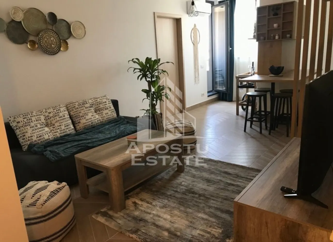 Apartament cu 3 camere, de inchiriat in ISHO - APOSTU ESTATE va propune spre inchiriere un apartament de lux cu 3 camere, 2 bai, confort 1 sporit, open space, situat la etajul 14/20, zona Take Ionescu (ISHO)

Imobilul se intinde pe o suprafata utila de 77 mp si este compartimentat astfel:

- hol de acces

- living open space

- bucatarie deschisa

- 2 dormitoare

- 2 bai, dintre care una cu cada si cealalata cu dus

- balcon deschis

Confortul termic se realizeaza prin intermediul centralei pe imobil si al aparatului de aer conditionat. Smart home system pentru reglare temperaturi. Incalzire este prin pardoseala.

Toate electrocasnicele sunt de cea mai inalnta calitate.

Mobilierul a fost conceput de designerii de la Rovere.

Vecinatati:

- Mega Image

- Prospero

- IPJ Timis

- Piata Badea Cartan

- Mijloace de transport in comun

Apartamentul este la prima inchiriere.

Garantia 1500 de euro.

Nu se accepta animale de companie si sa se fumeze in incinta imobilului.

Va asteptam cu drag la o vizionare!

ID intern: CP3157776!