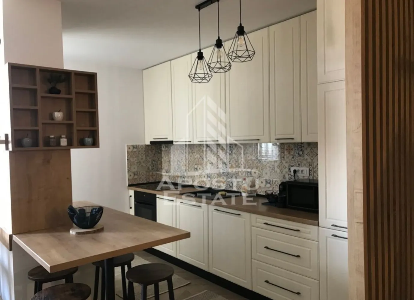 Apartament cu 3 camere, de inchiriat in ISHO - APOSTU ESTATE va propune spre inchiriere un apartament de lux cu 3 camere, 2 bai, confort 1 sporit, open space, situat la etajul 14/20, zona Take Ionescu (ISHO)

Imobilul se intinde pe o suprafata utila de 77 mp si este compartimentat astfel:

- hol de acces

- living open space

- bucatarie deschisa

- 2 dormitoare

- 2 bai, dintre care una cu cada si cealalata cu dus

- balcon deschis

Confortul termic se realizeaza prin intermediul centralei pe imobil si al aparatului de aer conditionat. Smart home system pentru reglare temperaturi. Incalzire este prin pardoseala.

Toate electrocasnicele sunt de cea mai inalnta calitate.

Mobilierul a fost conceput de designerii de la Rovere.

Vecinatati:

- Mega Image

- Prospero

- IPJ Timis

- Piata Badea Cartan

- Mijloace de transport in comun

Apartamentul este la prima inchiriere.

Garantia 1500 de euro.

Nu se accepta animale de companie si sa se fumeze in incinta imobilului.

Va asteptam cu drag la o vizionare!

ID intern: CP3157776!