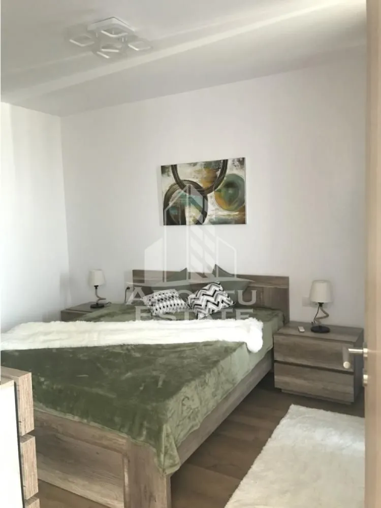Apartament cu 3 camere, de inchiriat in ISHO - APOSTU ESTATE va propune spre inchiriere un apartament de lux cu 3 camere, 2 bai, confort 1 sporit, open space, situat la etajul 14/20, zona Take Ionescu (ISHO)

Imobilul se intinde pe o suprafata utila de 77 mp si este compartimentat astfel:

- hol de acces

- living open space

- bucatarie deschisa

- 2 dormitoare

- 2 bai, dintre care una cu cada si cealalata cu dus

- balcon deschis

Confortul termic se realizeaza prin intermediul centralei pe imobil si al aparatului de aer conditionat. Smart home system pentru reglare temperaturi. Incalzire este prin pardoseala.

Toate electrocasnicele sunt de cea mai inalnta calitate.

Mobilierul a fost conceput de designerii de la Rovere.

Vecinatati:

- Mega Image

- Prospero

- IPJ Timis

- Piata Badea Cartan

- Mijloace de transport in comun

Apartamentul este la prima inchiriere.

Garantia 1500 de euro.

Nu se accepta animale de companie si sa se fumeze in incinta imobilului.

Va asteptam cu drag la o vizionare!

ID intern: CP3157776!