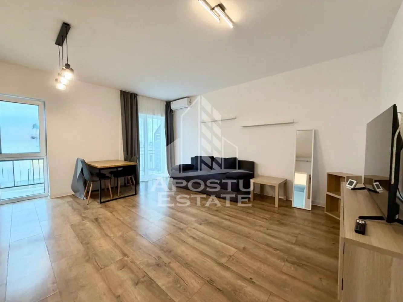 Apartament 2 camere de inchiriat, zona Braytim, Timisoara - Agentia imobiliara APOSTU ESTATE va propune spre inchiriere un apartament cu 2 camere, spatios si luminos, situat in zona Braytim, o zona linistita si bine pozitionata din Timisoara, potrivit pentru cupluri,familii, sau studenti care isi doresc o locuinta unde sa se simta confortabil si cu acces facil catre scoli, statii de autobuz, supermarketuri , magazine de zona, parcuri.

Suprafata utila: 47 mp
Compartimentare eficienta:
- Bucatarie complet mobilata si utilata, cu loc de luat masa
- Sufragerie spatioasa cu iesire directa pe balcon
- Dormitor cu pat matrimonial si dressing si balcon 
-Baie prevazuta cu cada si geam

Confort si facilitati:
-Incalzirea apartamentului: centrala proprie prin calorifere
-Apartamentul este complet mobilat si utilat

Localizare:
-Timis,Timisoara, zona Aradului– acces facil spre magazine, supermarketul Lidl, scoli, parcuri si mijloace de transport in comun.

Ideal pentru:
-Familii
-Cupluri

Disponibilitate: imediata
Pret chirie lunara: 400 euro
Programeaza o vizionare pentru a-ti putea imagina viitorul aici!
ID intern: CP3157735