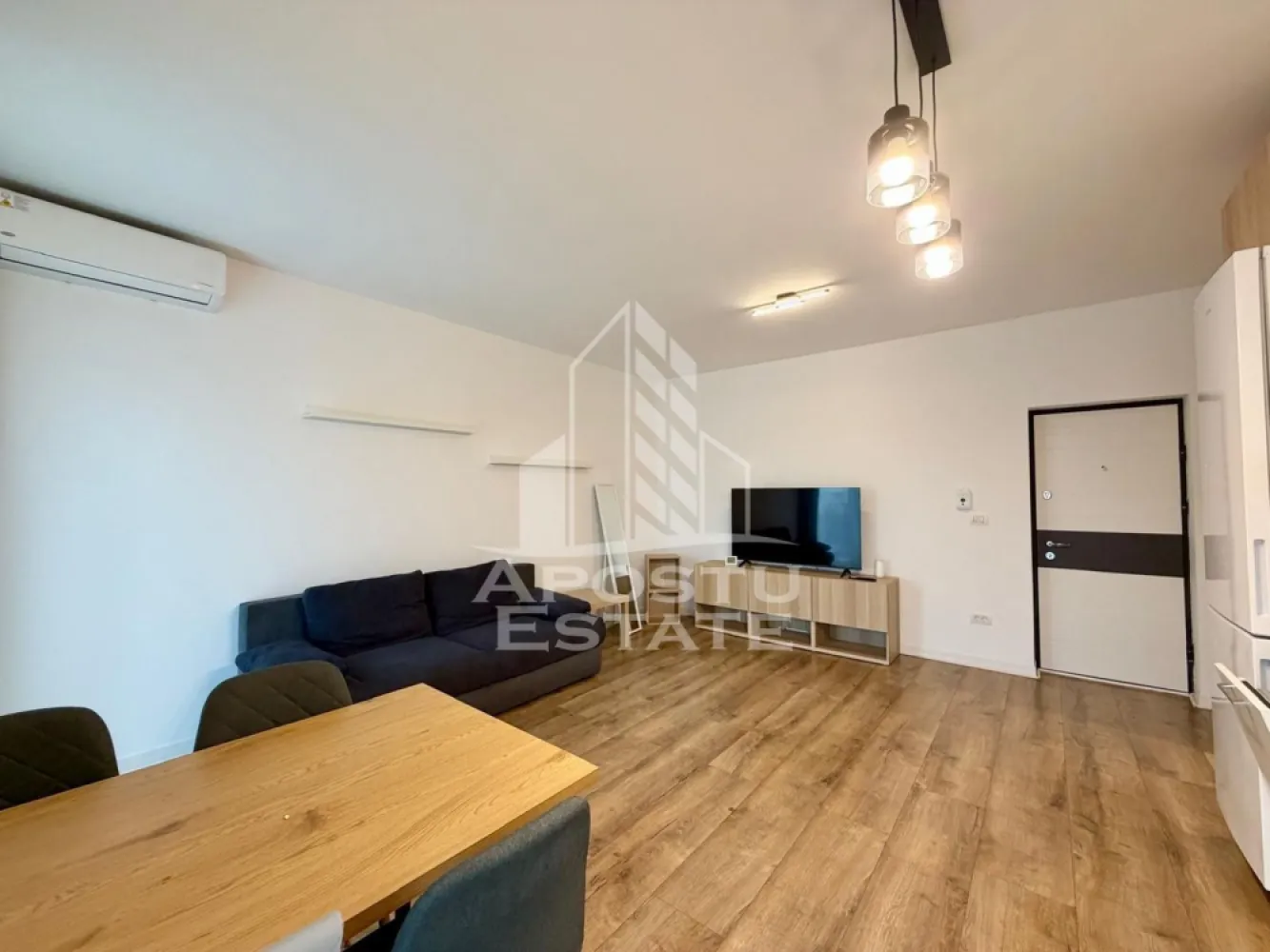 Apartament 2 camere de inchiriat, zona Braytim, Timisoara - Agentia imobiliara APOSTU ESTATE va propune spre inchiriere un apartament cu 2 camere, spatios si luminos, situat in zona Braytim, o zona linistita si bine pozitionata din Timisoara, potrivit pentru cupluri,familii, sau studenti care isi doresc o locuinta unde sa se simta confortabil si cu acces facil catre scoli, statii de autobuz, supermarketuri , magazine de zona, parcuri.

Suprafata utila: 47 mp
Compartimentare eficienta:
- Bucatarie complet mobilata si utilata, cu loc de luat masa
- Sufragerie spatioasa cu iesire directa pe balcon
- Dormitor cu pat matrimonial si dressing si balcon 
-Baie prevazuta cu cada si geam

Confort si facilitati:
-Incalzirea apartamentului: centrala proprie prin calorifere
-Apartamentul este complet mobilat si utilat

Localizare:
-Timis,Timisoara, zona Aradului– acces facil spre magazine, supermarketul Lidl, scoli, parcuri si mijloace de transport in comun.

Ideal pentru:
-Familii
-Cupluri

Disponibilitate: imediata
Pret chirie lunara: 400 euro
Programeaza o vizionare pentru a-ti putea imagina viitorul aici!
ID intern: CP3157735