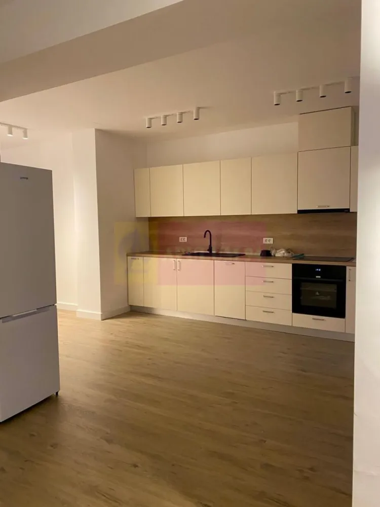 Armeneasca | 4 camere | 109 mp, mobilat utilat, boutique 2023, terasa - Arhitectura proiectului boutique Licurg 2 Prime Residence încorporează elemente de design specifice zonei, evidențiindu-se prin fațade elegante și detalii de piatră atent lucrate, ce se integrează armonios în peisajul local. Materialele, culorile și texturile sunt alese pentru a menține un aspect estetic în armonie cu stilul arhitectural tradițional al zonei.

Detalii apartament:
4 camere
Etaj 2/3
Decomandat
Terasa/ balcon 10mp
Suprafata utila 109mp

Compartimentare: living spatios, 3 dormitoare, bucatarie deschisa, 
2 grupuri sanitare, terasa de 10 mp.
Finisaje premium: parchet, gresie si faianta, vopsea lavabila, 
usi interioare din lemn masiv. Tamplarie din aluminiu cu geamuri triple 
— izolatie termica si fonica superioara, facturi reduse la utilitati.
Incalzire in pardoseala in toate camerele + AC

Dotari incluse: lift, 2 locuri de parcare, usa securizata, videointerfon, 
sistem de alarma, senzori de incendiu.

Stare: nou, mobilat si utilat complet. Se inchiriaza cu contract pe 
termen lung, minim 2 ani.
Chirie lunara 1800 euro + TVA. Se percep doua luni garantie.

Contact:
apulum94@apulum94.ro
adrian@apulum94.ro
Whatsapp 0733683453

EXTERIOR:

Rame din aluminiu:

Barieră termică ALIPLAST, culoare bej RAL 7044
Fixare mecanică pe cadru de oțel 30 x 30 mm
Geamuri triple:

Compoziție generală: Sticlă 6 mm 4S, distanțier 16 mm WE, sticlă float 4 mm, sticlă low E 6 mm
Parter spre stradă: Sticlă temperată KN 166 ESG 6 mm, distanțier 16 mm WE, sticlă float 4 mm, sticlă laminată low E 4.4.1 mm
Valoare U totală: 1,05 pentru rame și ferestre din aluminiu
PEISAGISTICĂ:

Design exterior:

Alee de intrare cu plăci ceramice
Drum de acces la subsol asfaltat
Mobilier urban pe platforme de beton, cu zone de flori integrate
Spații verzi:

Pe plăci de beton: Ghivece de plante (adâncime 50-70 cm), arbuști și gazon la rampa de intrare
Pe sol natural: Plantații de arbori și arbuști, gazon, pentru uz exclusiv apartamentelor 1 și 2
INTERIOR:

Pereți cu vopsea multistrat:

Trei straturi de vopsea albă lavabilă pe plăci de gips tencuite
Bază din bloc ceramic de 30 cm grosime
Pardoseli ceramice și laminat:

Plăci ceramice antiderapante și lemn laminat pe șapă de ciment
Izolație și calitate a construcției:

Izolație din lână minerală între cărămizi și plăci de gips pentru eficiență termică
Proiectare orientată spre confort și economie de energie

The architecture of Licurg 2 Prime Residence incorporates local design elements, featuring elegant facades and meticulously crafted stone details that blend seamlessly into the surroundings. Materials, colors, and textures are chosen to harmonize with the area's traditional architectural style. The project offers a variety of 3 and 4-room apartments, characterized by large windows that fill the spacious, well-organized interiors with natural light.

Apartment details:

4 rooms
Detached layout
Terrace/balcony: 10 sqm
Usable area: 109 sqm
Contact:

Email: apulum94@apulum94.ro, adrian@apulum94.ro
WhatsApp: 0733683453